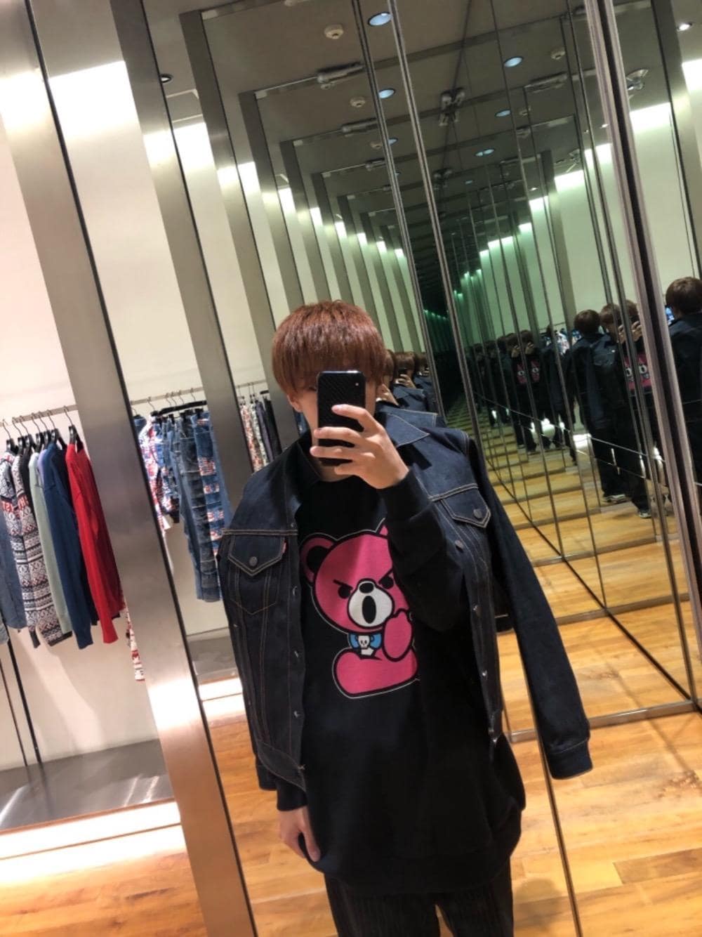 ブルー系のデニムジャケット、ブラック系のスウェットを着用したメンズの秋コーディネートの1枚目の写真