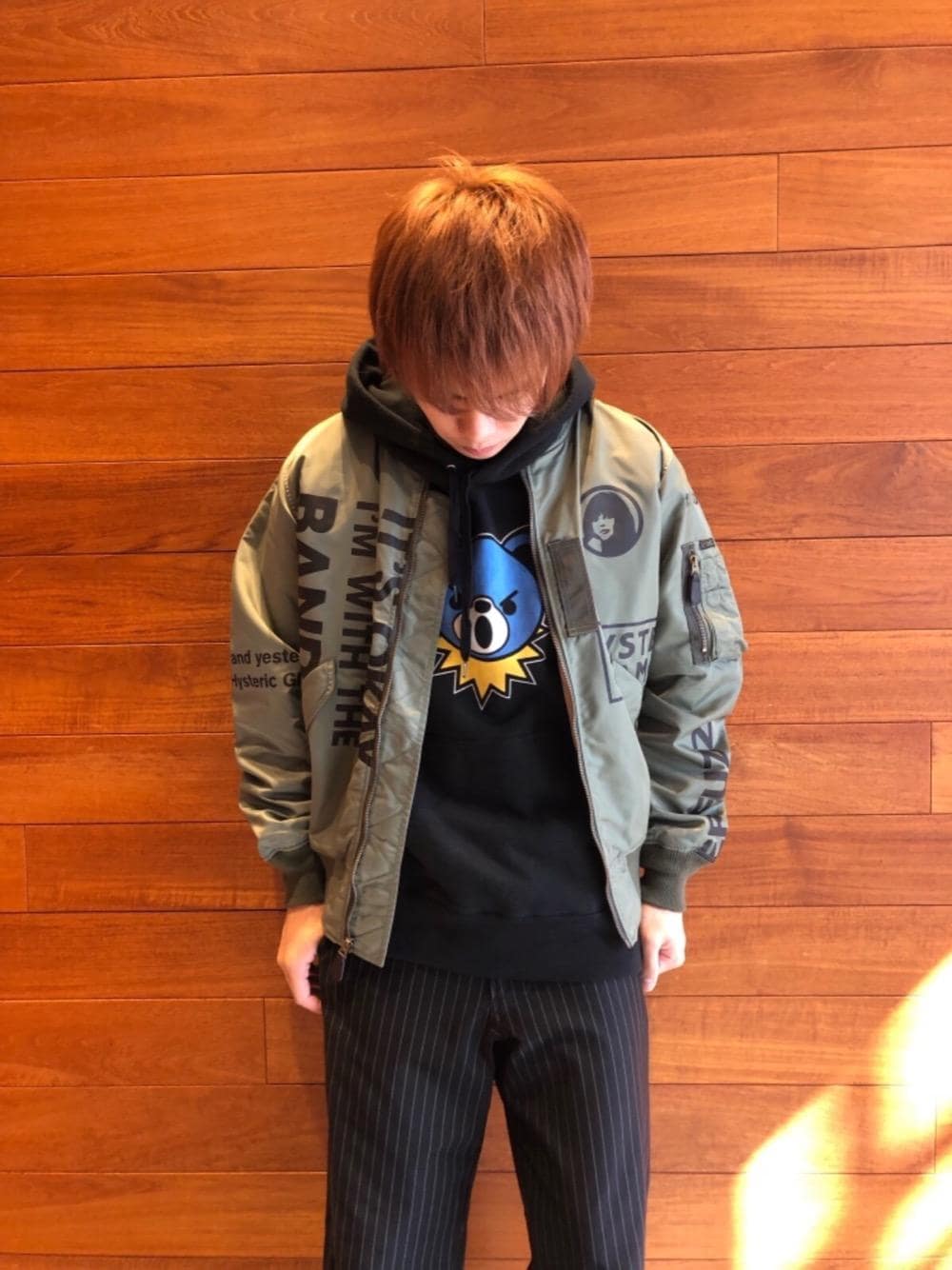 「HYSTERIC GLAMOURのエアフォース  LOGO SCRATCH MA-1ジャケット（ミリタリージャケット、グリーン系）」を使った、らいさん（メンズ・168cm）の秋コーディネートの1枚目の写真