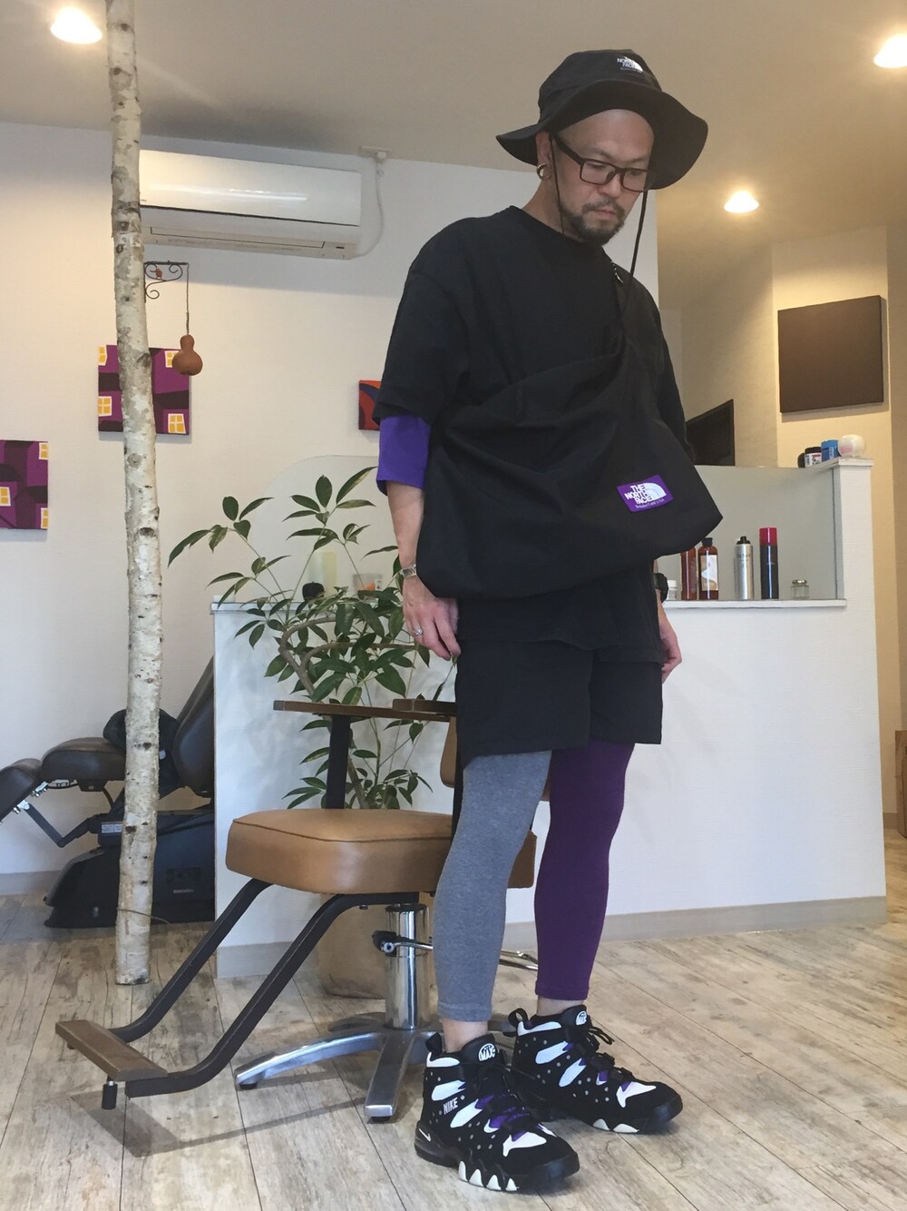 「秋のコーデ、スポーツMIX'18秋、オーバーサイズ、黒、ハット、パープル×黒」｜「NIKEのアイテム（スニーカー、ブラック系）」を使った、コチコチさん（メンズ・171cm）の秋コーディネートの1枚目の写真