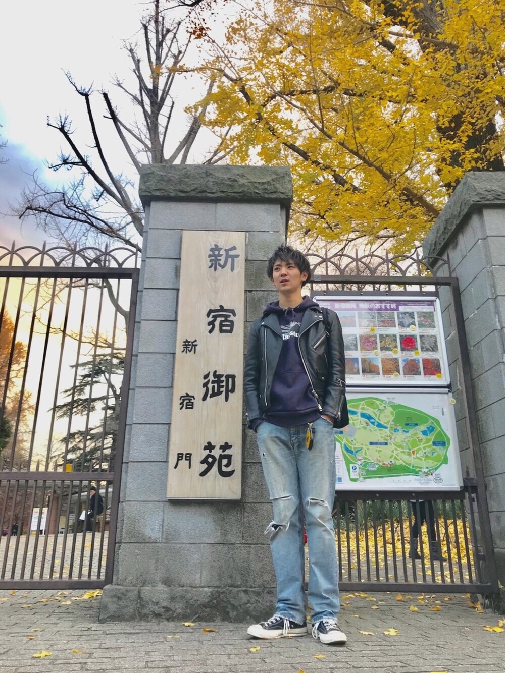 「flagstuff、LEE、ルード、converse、CT70s、Chuck Taylor、ライダース、Chrome Hearts」｜「FLAGSTUFFのアイテム（パーカー、ブルー系）」を使った、キヨタカさん（メンズ・182cm）の秋コーディネートの1枚目の写真