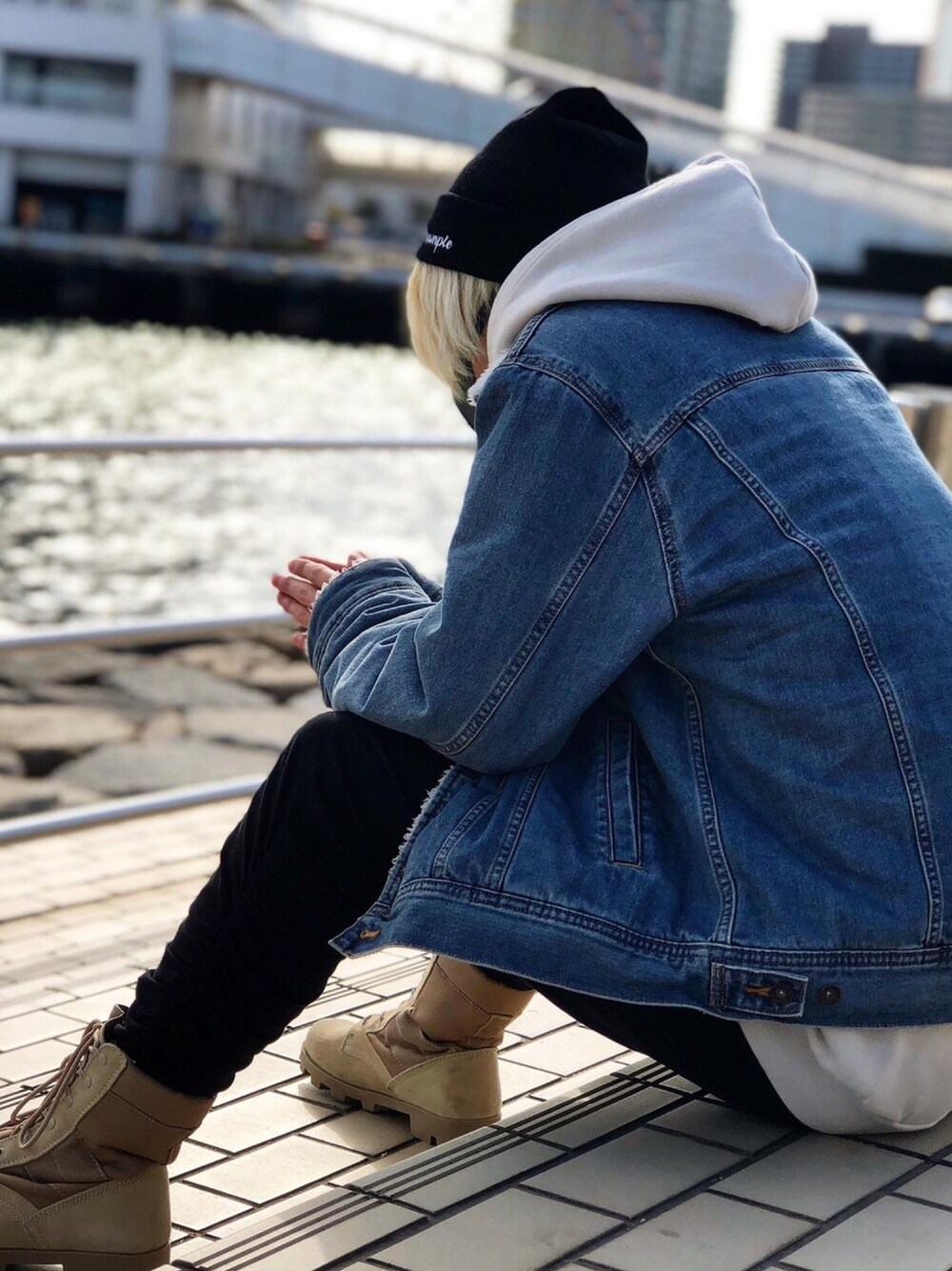 「ストリート、ROTHCO、デニムジャケット、Kobe、海、ニット帽、金髪、プチプラ」｜「EXAMPLEのアイテム（ニットキャップ/ビーニー、ブラック系）」を使った、ümaさん（メンズ・173cm）の春コーディネートの1枚目の写真