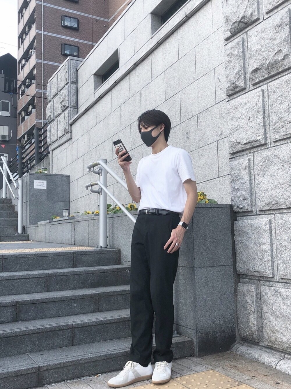 「Maison Margiela、BALENCIAGA、スニーカー、大人カジュアル、きれいめカジュアル、スラックス、Tシャツ」｜「Balanciagaのアイテム（Tシャツ/カットソー、ホワイト系）」を使った、ümaさん（メンズ・174cm）の夏コーディネートの1枚目の写真