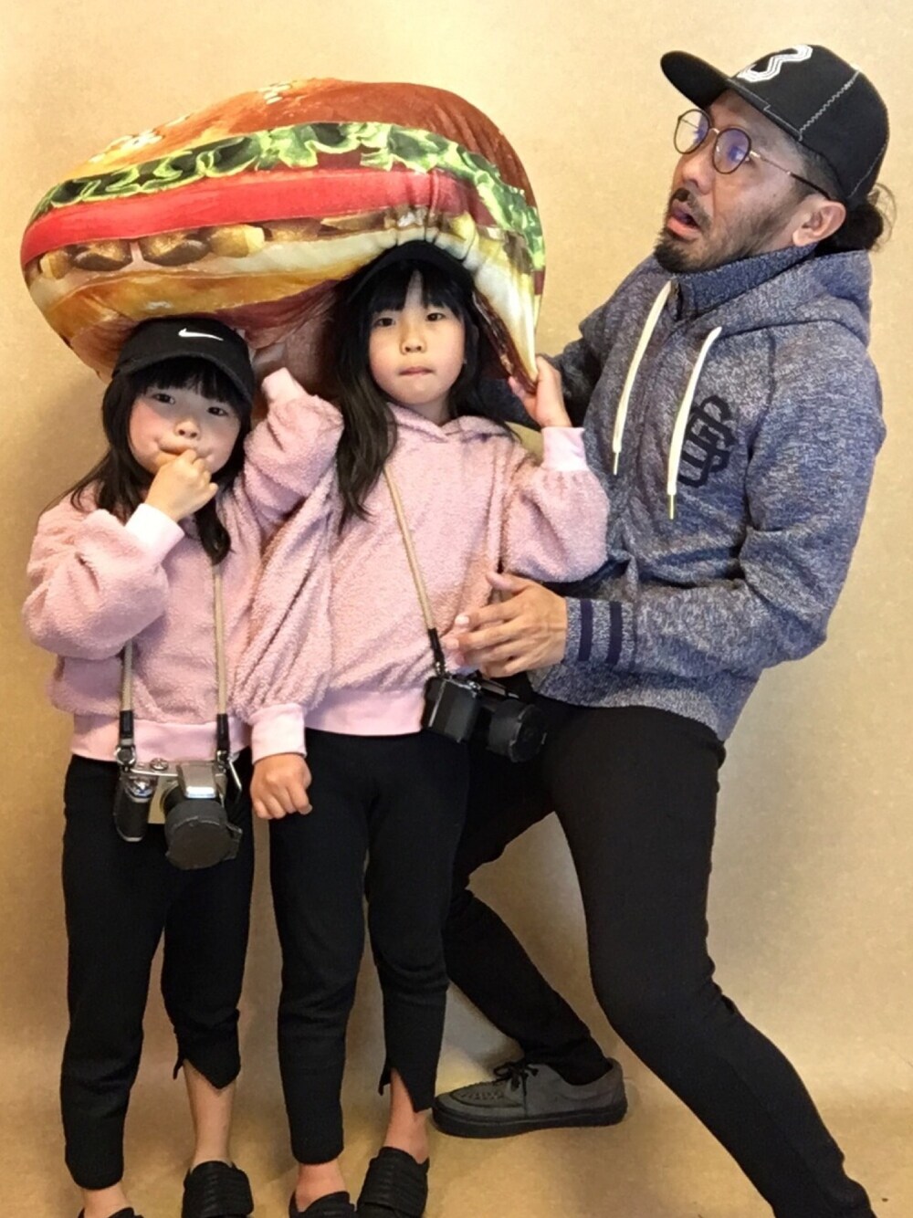 「春コーデ、姉妹コーデ、リンクコーデ、親子コーデ、古着、カメラ女児」｜「GUのアイテム（パーカー、ピンク系）」を使った、Keisukeさん（キッズ・125cm）の春コーディネートの1枚目の写真