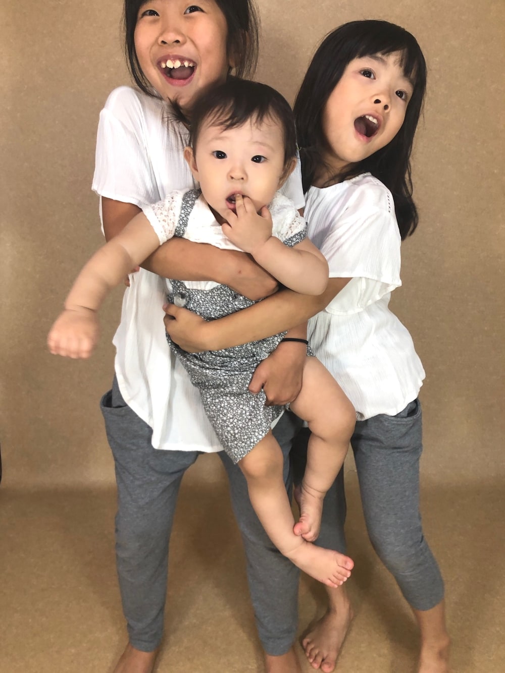 「姪っ子、姉妹コーデ、おそろいコーデ」｜「GUのアイテム（シャツ/ブラウス、ホワイト系）」を使った、Keisukeさん（キッズ・125cm）の秋コーディネートの1枚目の写真