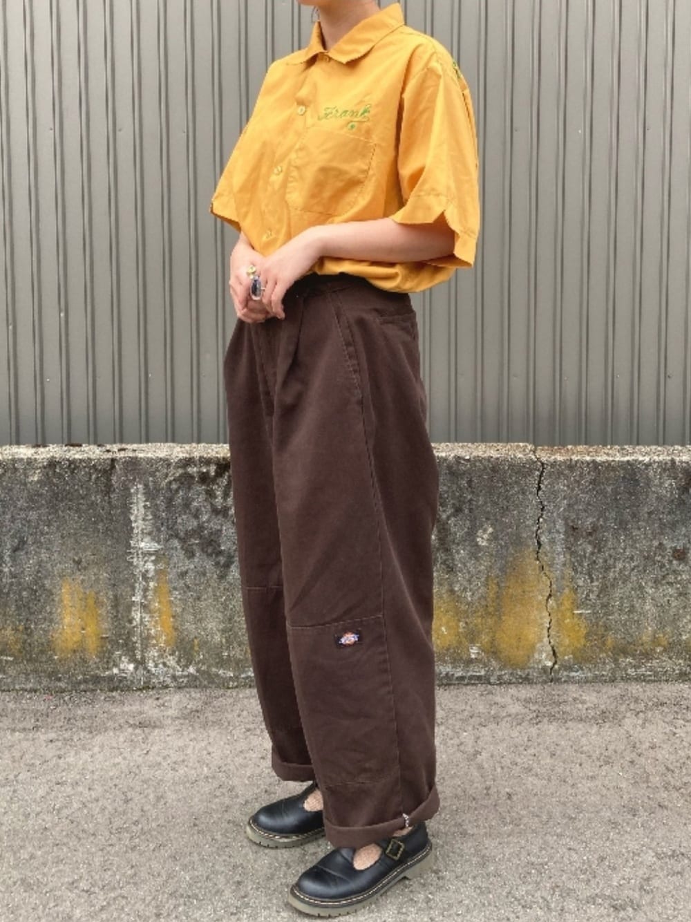 「パンツスタイル、メンズライク、古着女子、古着好きな人と繋がりたい、おしゃれさんと繋がりたい、ハイウエスト、Dickies、ボーリングシャツ」｜「Dickiesのアイテム（パンツ、ブラウン系）」を使った、rikoさん（レディース・160cm）の春コーディネートの1枚目の写真