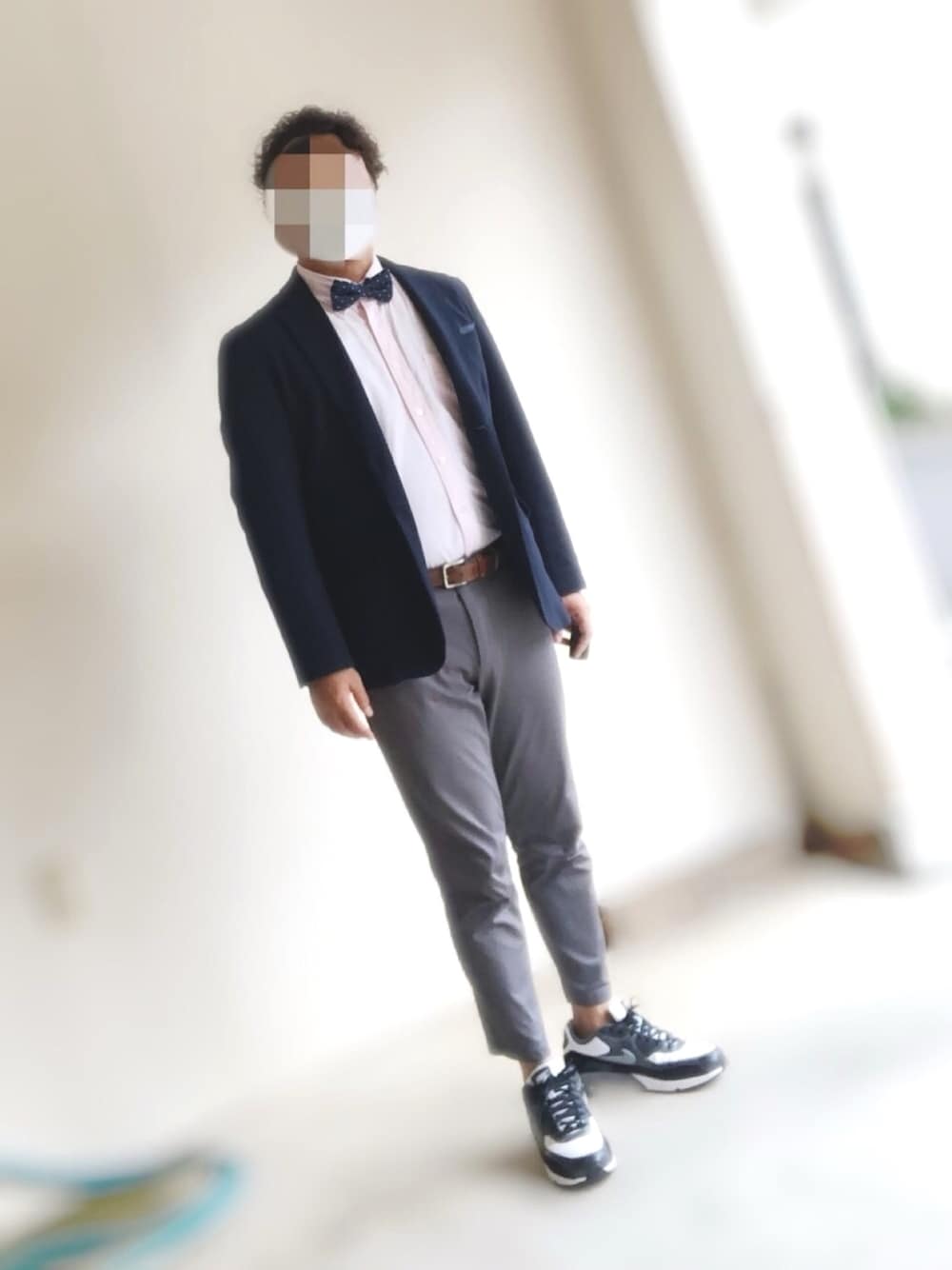 「ユニクロ、卒業式、ﾁｮｳﾈｸﾀｲ、エアマックス90、パパコーデ、エアマックス」｜「UNIQLOのEZYアンクルパンツ（ウルトラストレッチドライEX・丈標準66～72cm）（その他パンツ、グレー系）」を使った、zoom02さん（メンズ・174cm）の春コーディネートの1枚目の写真