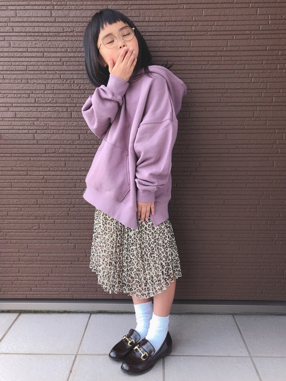 「キッズコーデ、キッズファッション、パーカー、レオパード、めがね、メガネ女子、6歳、小学生、小1」｜「devirockのスウェットワイドシルエット長袖プルパーカー（パーカー、パープル系）」を使った、mikiさん（キッズ・120cm）の秋コーディネートの1枚目の写真