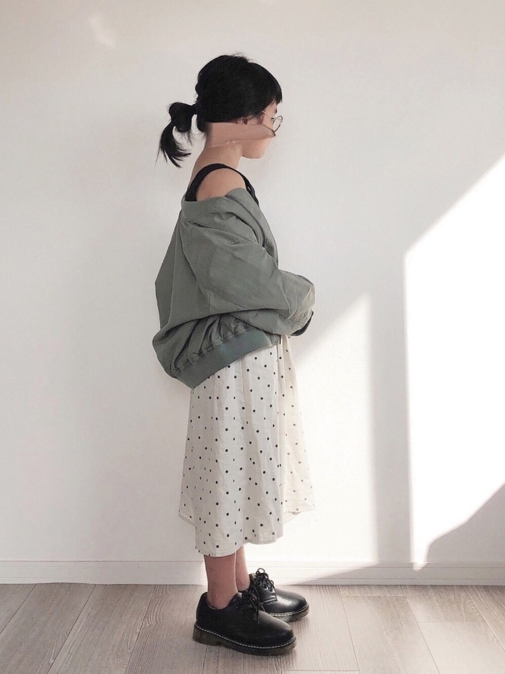 ブラック系のTシャツ/カットソー、グリーン系のMA-1、ホワイト系のその他パンツを着用したキッズの夏コーディネートの1枚目の写真