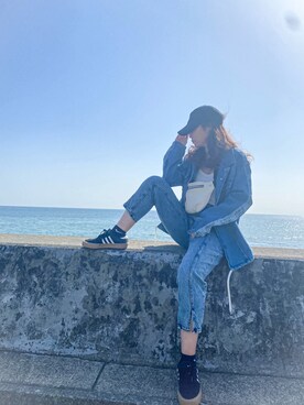 「海」｜「アイテム（デニムジャケット）」を使った、a.さん（レディース・164cm）の春コーディネート