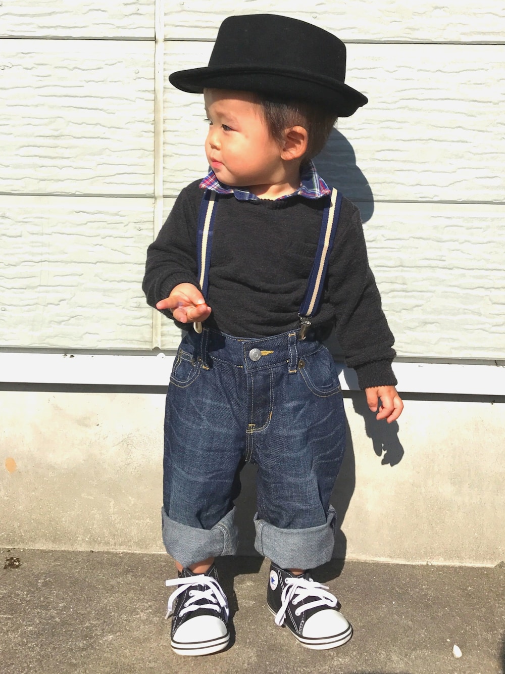 グレー系のTシャツ/カットソー、ブルー系のデニムパンツ、ブラック系のスニーカーを着用したキッズの秋コーディネートの1枚目の写真