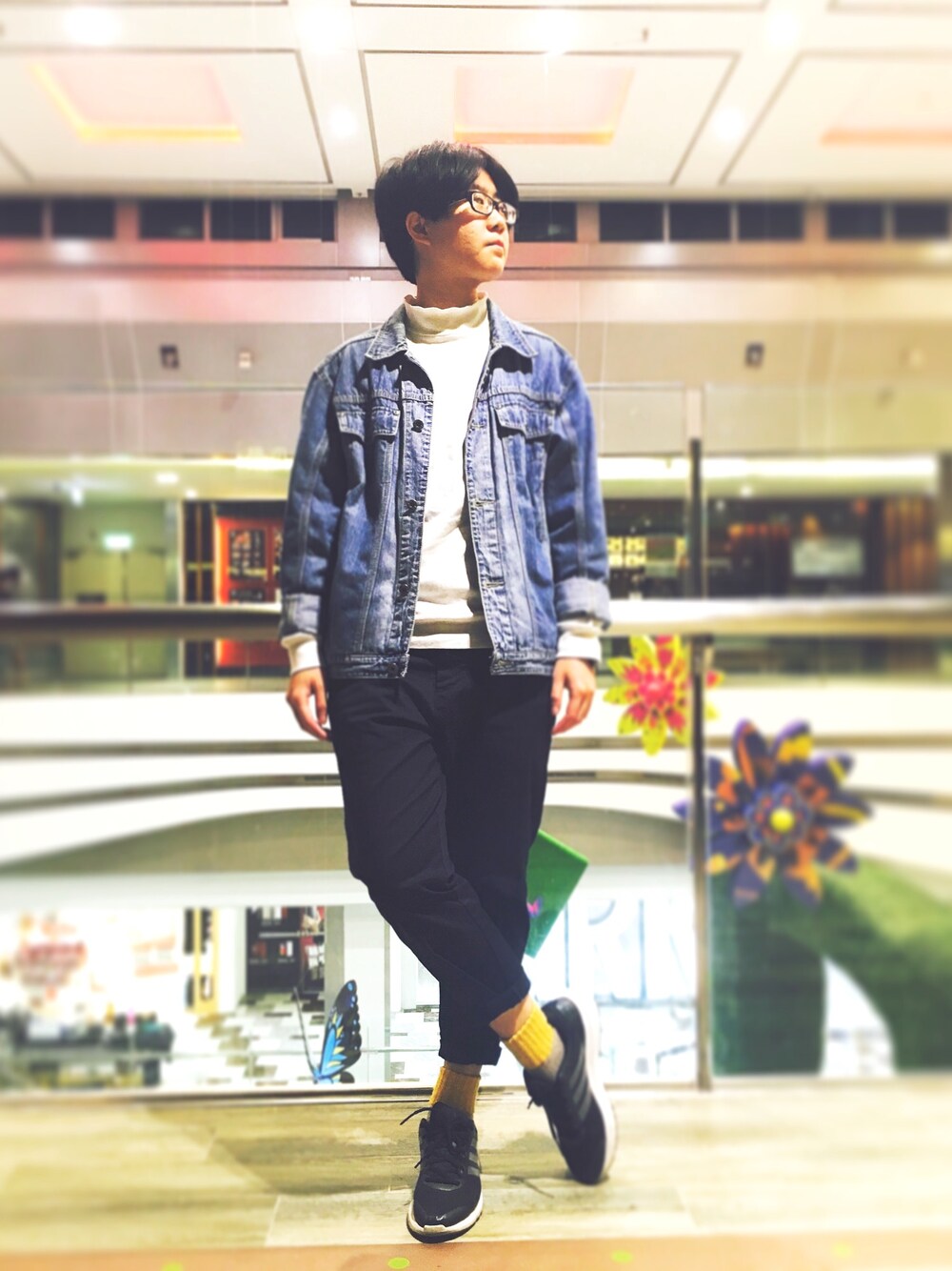 「HANGTENのアイテム（デニムジャケット、ブルー系）」を使った、Joeyさん（メンズ・165cm）の春コーディネートの1枚目の写真