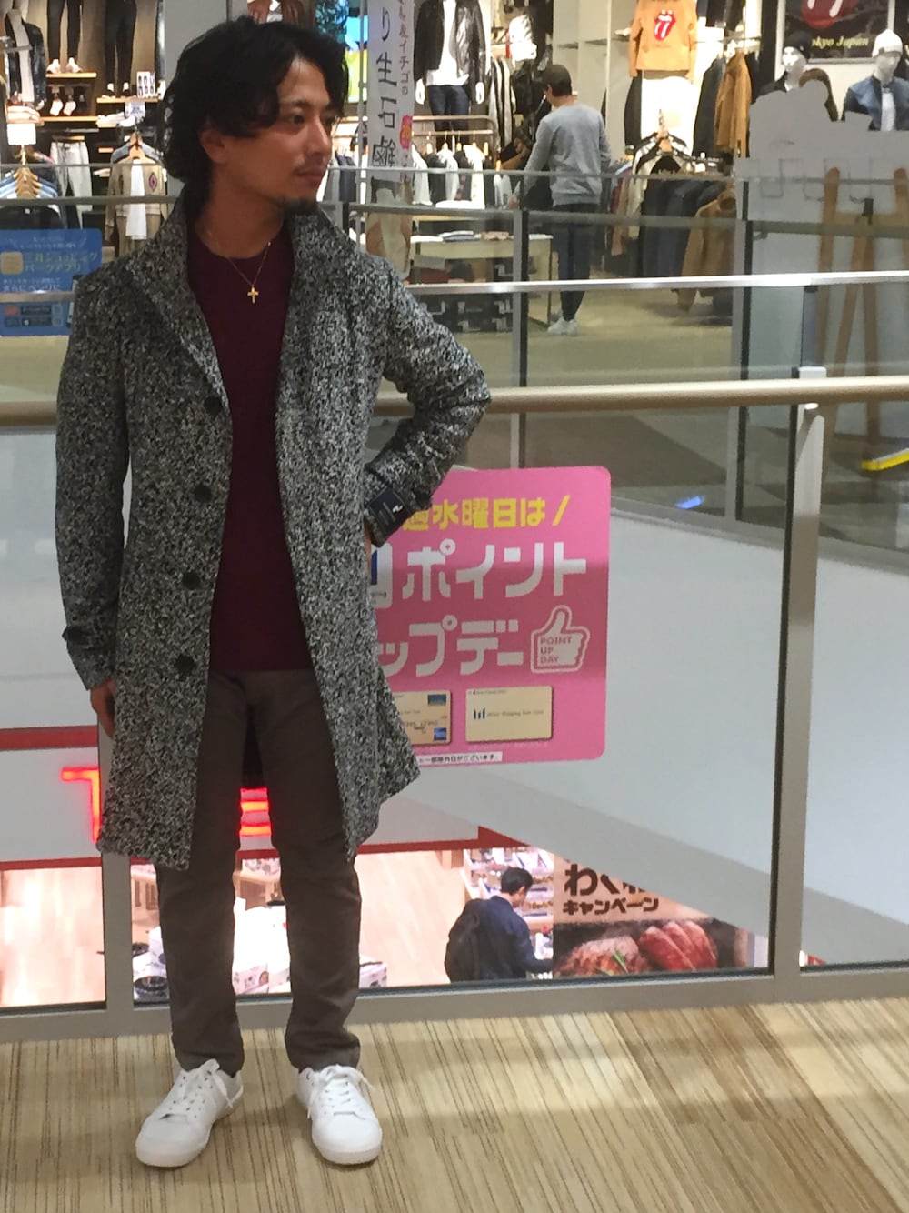 「オトナカジュアル、スニーカー、休日スタイル、カジュアルコーデ、コートスタイル、ハイストリート、きれいめカジュアル」｜「HIGH STREETのHIGH STREET∴ＰＯＮＴＥＴＯＲＴＯモールスタンドコート（ステンカラーコート、ブラック系）」を使った、yokoiさん（メンズ・165cm）の秋コーディネートの1枚目の写真