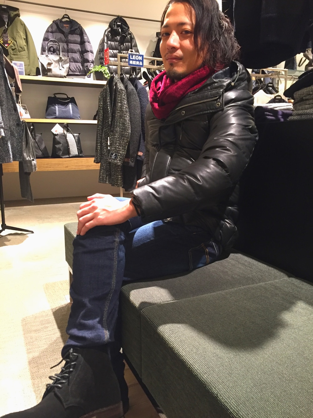 ブラック系のダウンジャケット/コート、ブルー系のデニムパンツ、ブラック系のブーツを着用したメンズの冬コーディネートの1枚目の写真