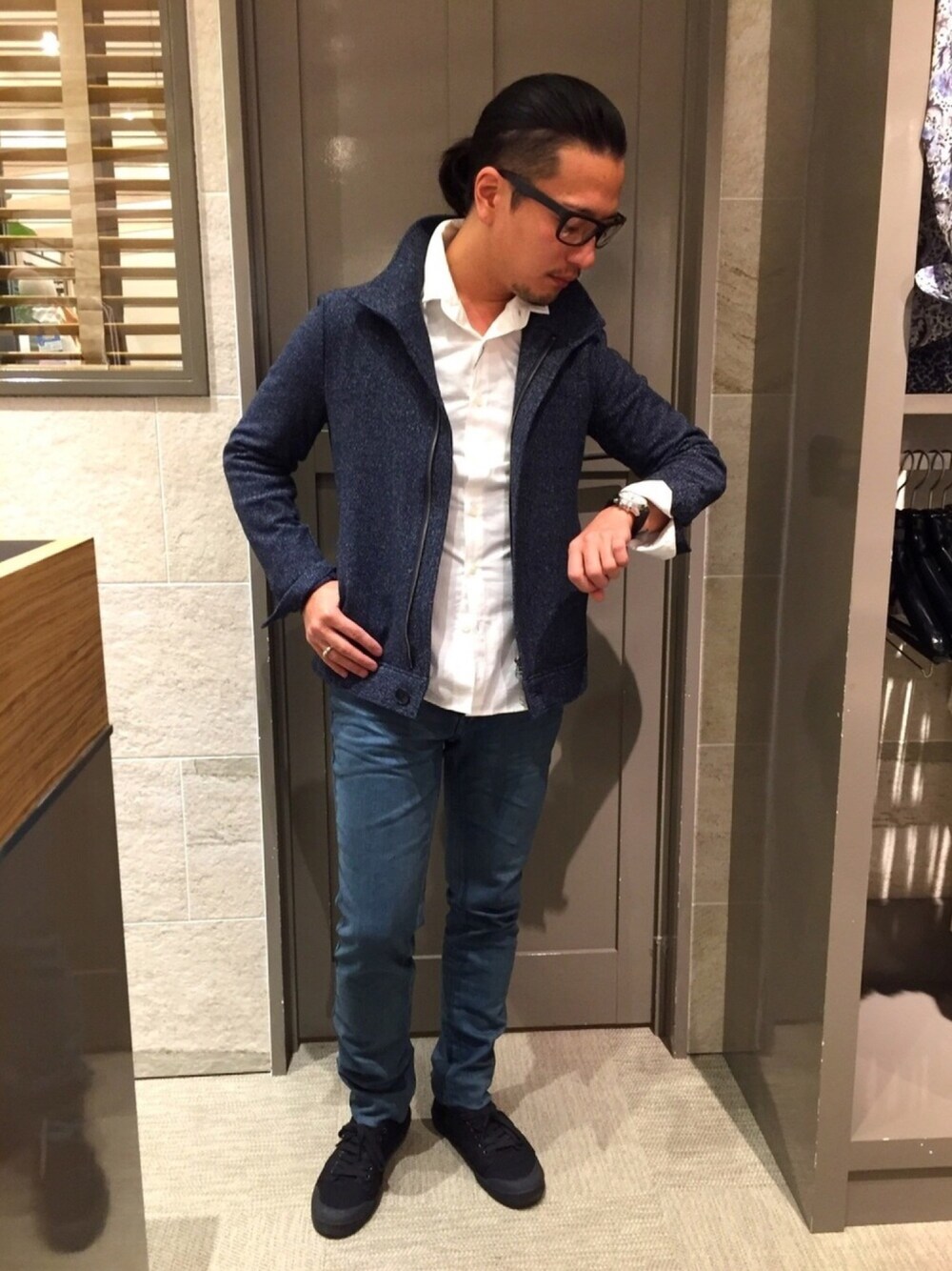 「めがね、スニーカーコーデ、デニムパンツ、デートスタイル（MEN）、春コーデ、シロシャツ、カジュアルコーデ、オトナカジュアル、ハイストリート」｜「BLACK FLYSのアイテム（メガネ、ブラック系）」を使った、yokoiさん（メンズ・165cm）の春コーディネートの1枚目の写真