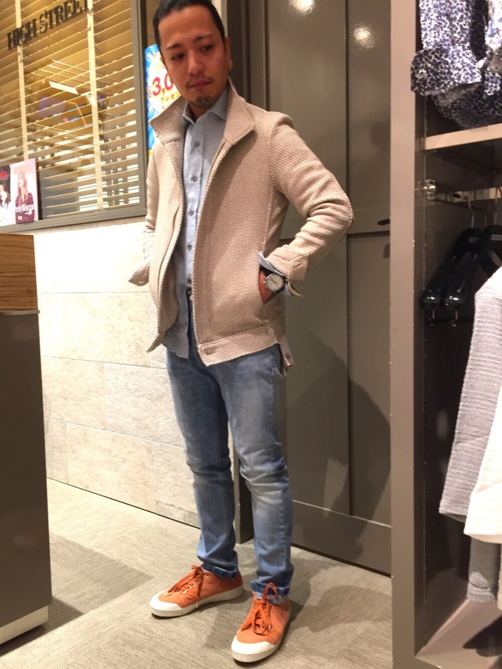 「大人カジュアル、きれいめカジュアル、シャツスタイル、デニムパンツ、ハイストリート #highstreet、スニーカースタイル、キレイめ、アントレアミ、スプリングコート」｜「HIGH STREETのHIGH STREET∴ＰＯＮＴＥＴＯＲＴＯスタンドカットブルゾン（ブルゾン、ベージュ系）」を使った、yokoiさん（メンズ・165cm）の春コーディネートの1枚目の写真
