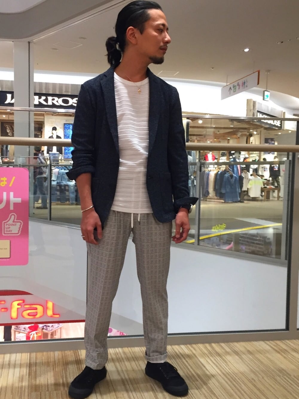 「シンプル、スニーカーコーデ、春夏コーデ、カーティガン、カジュアルコーデ、オトナカジュアル、らくちんスタイル、30代コーデ、エキスポシティ、ハイストリート #highstreet」｜「HIGH STREETのHIGH STREET∴格子柄ワンタックイージーパンツ（その他パンツ、ホワイト系）」を使った、yokoiさん（メンズ・165cm）の春コーディネートの1枚目の写真