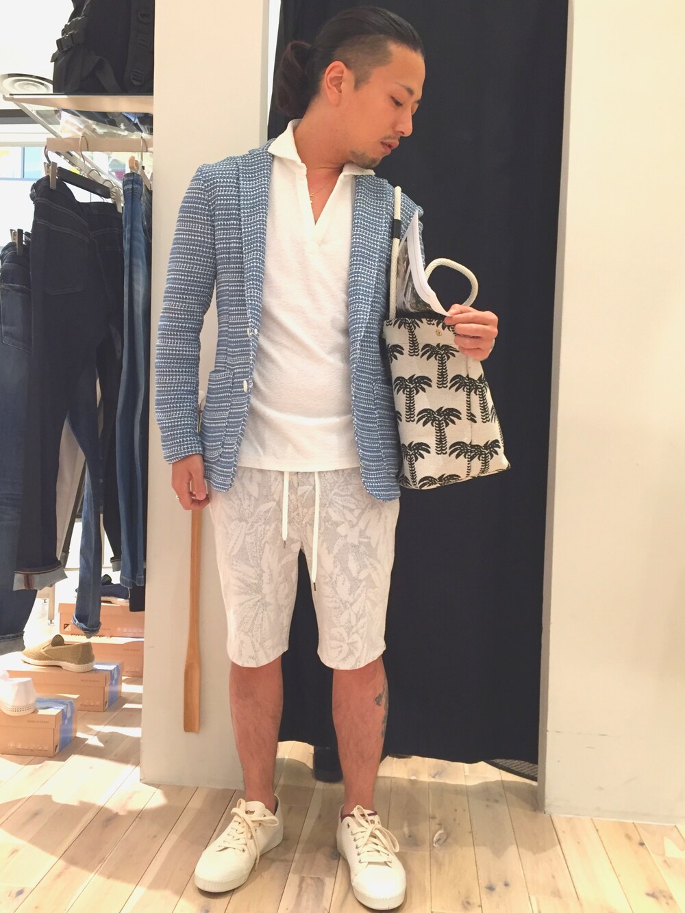 「夏コーデ、ポロシャツ、ハイストリート #highstreet、ショートパンツ、スニーカー、ジャケットスタイル、オトナカジュアル、GWコーデ、ホワイトパンツ、30代コーデ」｜「HIGH STREETのHIGH STREET∴ＰＯＮＴＥＴＯＲＴＯエコラッセルカットジャケット（テーラードジャケット、ブルー系）」を使った、yokoiさん（メンズ・165cm）の春コーディネートの1枚目の写真