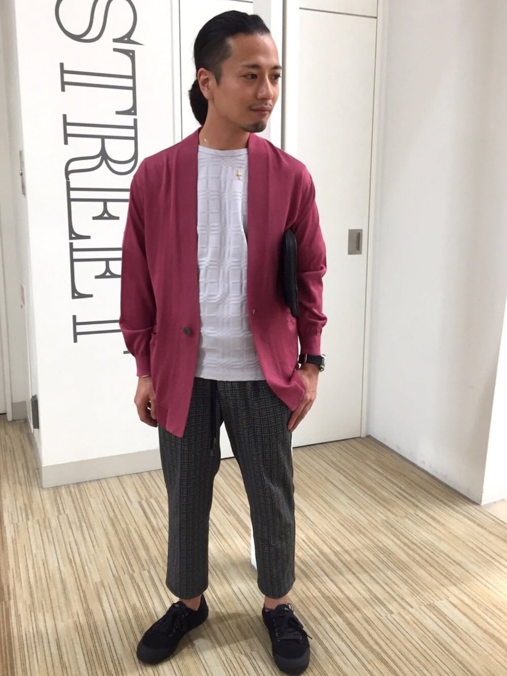「シンプルコーデ、大人カジュアル、オトナカジュアル、ハイストリート、ららぽーとエキスポシティ、カーティガン、ピンク、スニーカー、30代」｜「HIGH STREETのHIGH STREET∴ラミーテンセルコーディガン（カーディガン/ボレロ、ピンク系）」を使った、yokoiさん（メンズ・165cm）の春コーディネートの1枚目の写真