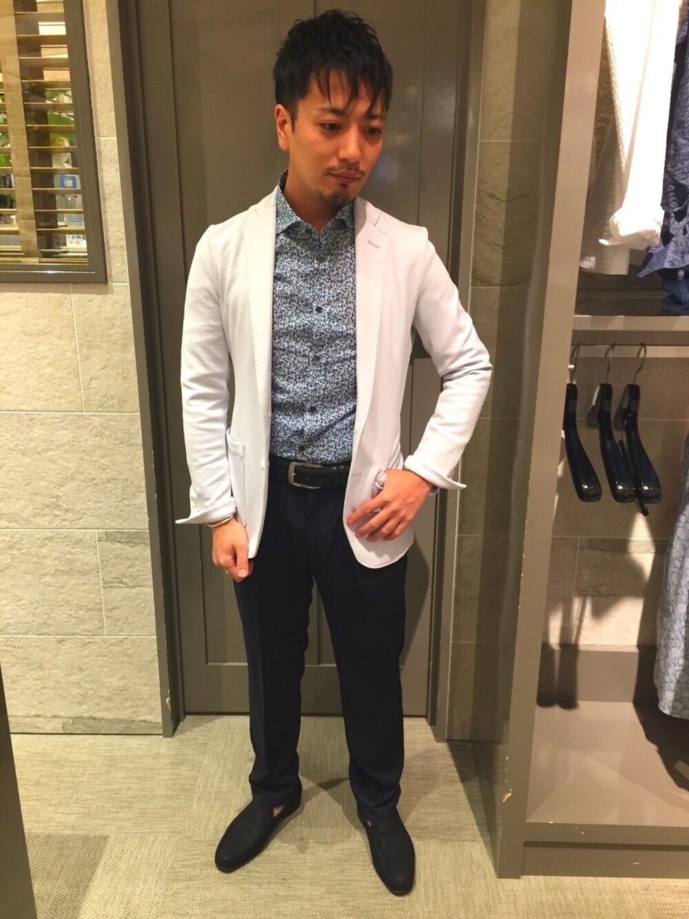 「きれいめカジュアル、ハイストリート #highstreet、カットジャケット、花柄シャツ、白ジャケット、イージースラックス、ローファー、30代、シンプル、大人コーデ」｜「HIGH STREETのHIGH STREET∴グレンチェックイージーパンツ（その他パンツ、ブルー系）」を使った、yokoiさん（メンズ・165cm）の春コーディネートの1枚目の写真