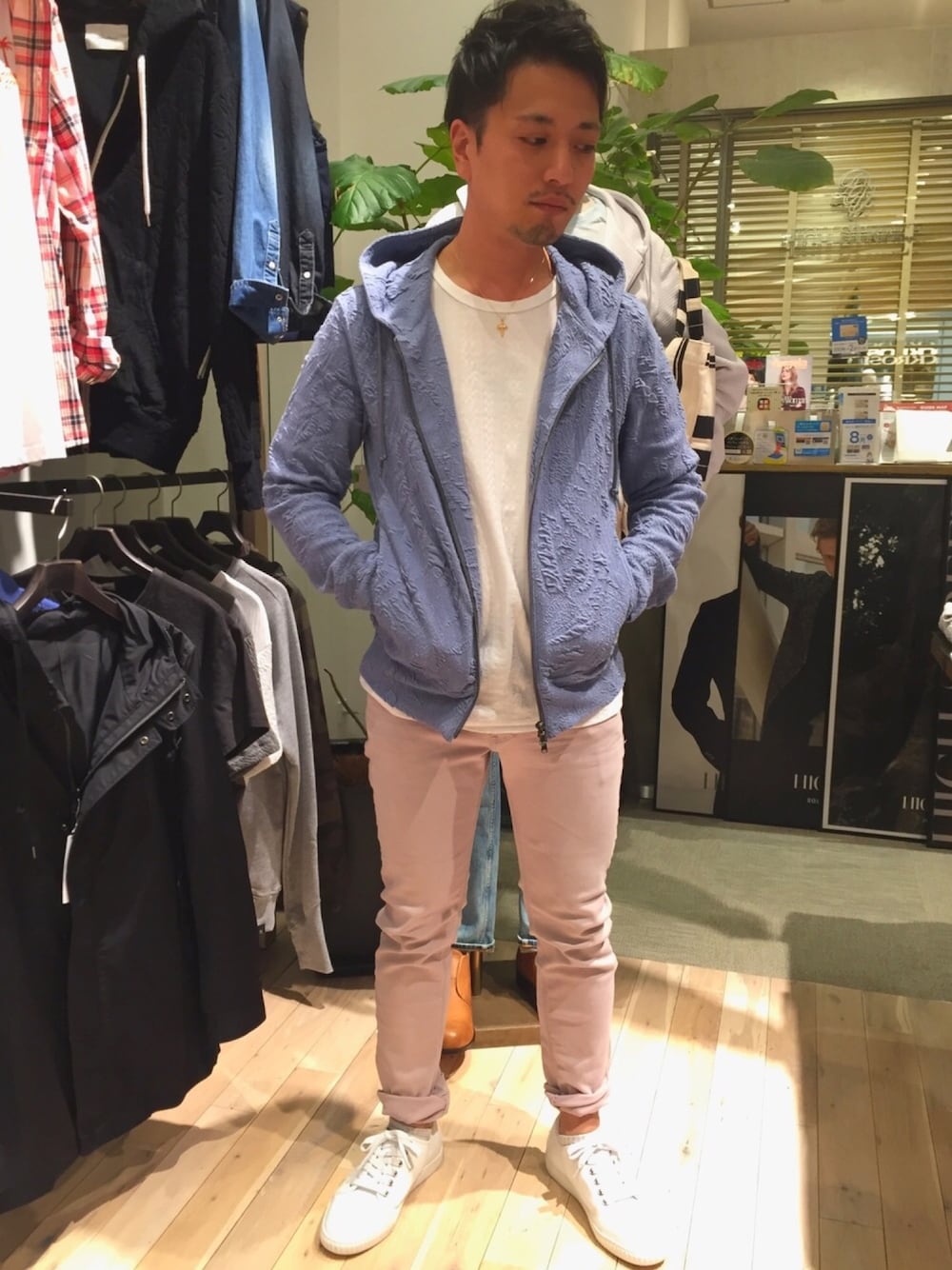 「オトナカジュアル、サファリ、カラーパンツ、パーカー、ハイストリート #highstreet、ららぽーとエキスポシティ、30代コーデ、スニーカー、おチビコーデ、ラフ」｜「HIGH STREETのHIGH STREET∴クラシカルレザースニーカー（スニーカー、ホワイト系）」を使った、yokoiさん（メンズ・165cm）の春コーディネートの1枚目の写真
