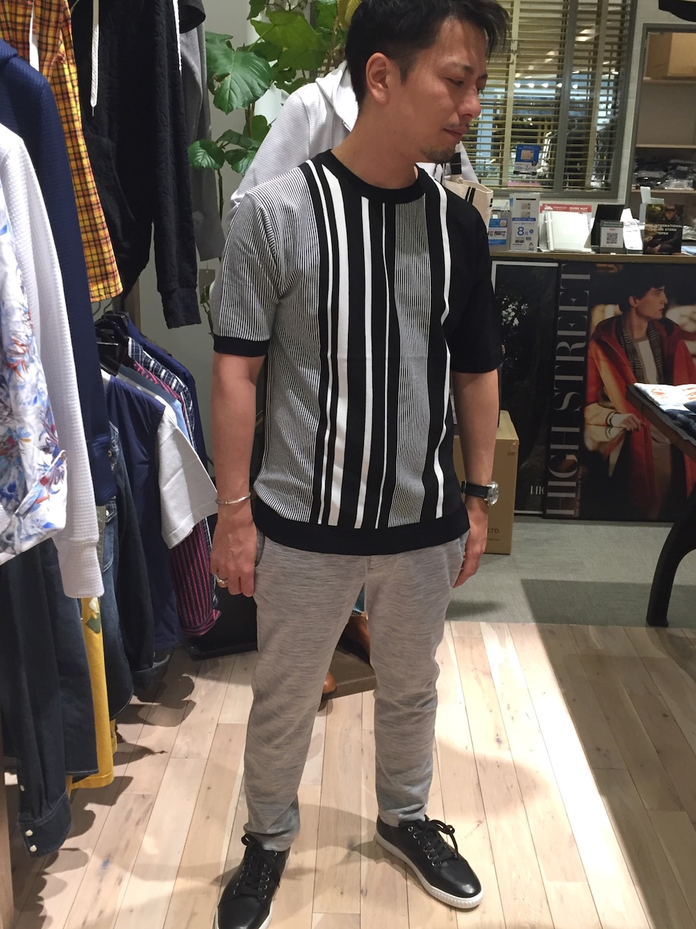 「半袖ニット、シンプルコーデ、スニーカーコーデ、ハイストリート #highstreet、ストリートMIX、30代コーデ、ららぽーとエキスポシティ、イージーパンツ、休日スタイル、カジュアル」｜「HIGH STREETのHIGH STREET∴クラシカルレザースニーカー（スニーカー、ブラック系）」を使った、yokoiさん（メンズ・165cm）の春コーディネートの1枚目の写真