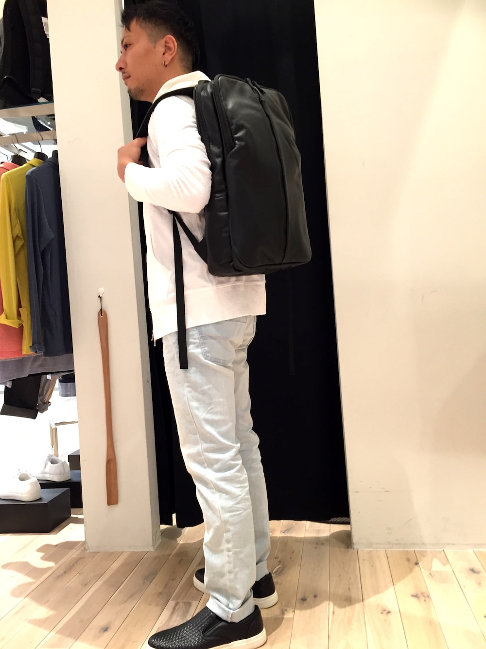 「シンプルコーデ、レザーバッグパック、COOLMAX、デニム、スニーカー、ハイストリート #highstreet、ららぽーとエキスポシティ、パーカー、スポーツミックス、リュック」｜「HIGH STREETのアイテム（バックパック/リュック、ブラック系）」を使った、yokoiさん（メンズ・165cm）の春コーディネートの1枚目の写真