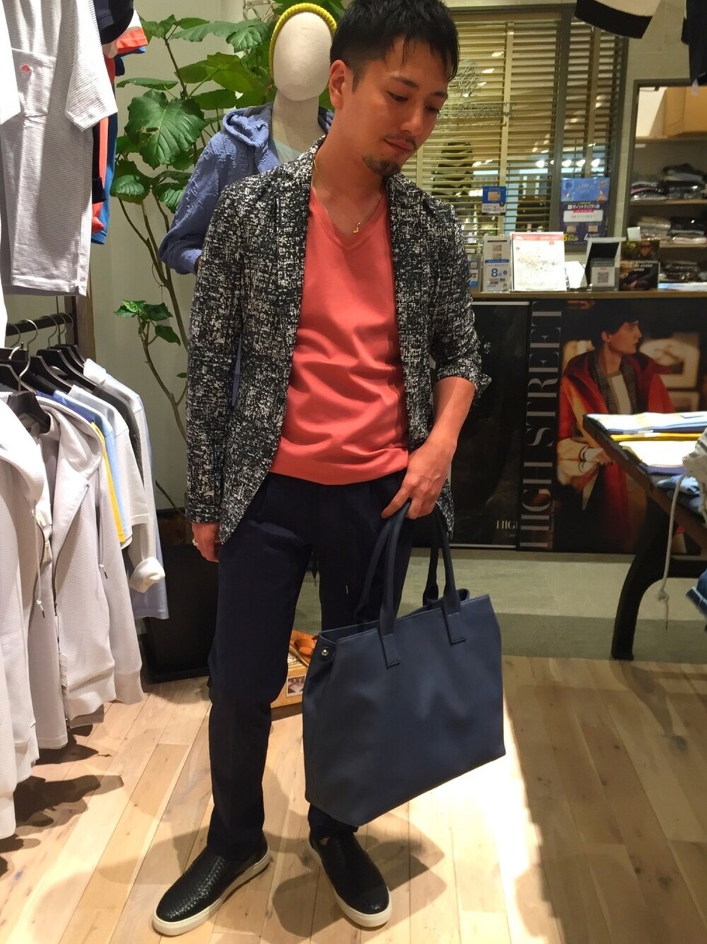 「ハイテンションプリントジャケット、ハイストリート #highstreet、夜コーデ、スリッポン、レザートート、ジャケットスタイル、ららぽーとエキスポシティ、30代コーデ、大人コーデ、イージーパンツ」｜「HIGH STREETのHIGH STREET∴ハイテンションツイードプリントＪＫ（テーラードジャケット、ブラック系）」を使った、yokoiさん（メンズ・165cm）の夏コーディネートの1枚目の写真