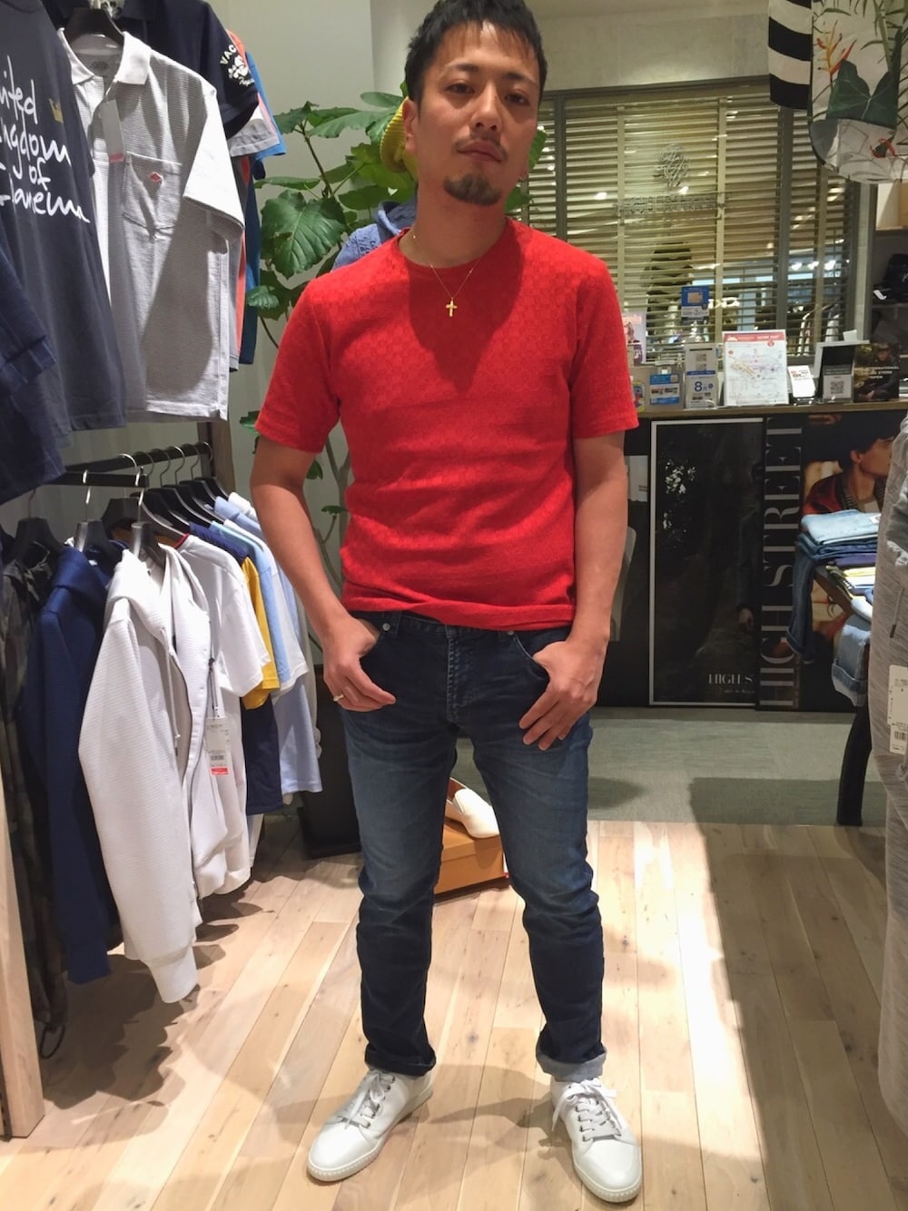 「夏コーデ、デニムパンツ、デニムオンダイ ストーンベース、ハイストリート #highstreet、オレンジ、スニーカー、30代、ららぽーとエキスポシティ、オトナカジュアル、シンプルコーデ」｜「HIGH STREETのHIGH STREET∴トランスファーＪＱ半袖クルー（Tシャツ/カットソー、オレンジ系）」を使った、yokoiさん（メンズ・165cm）の夏コーディネートの1枚目の写真