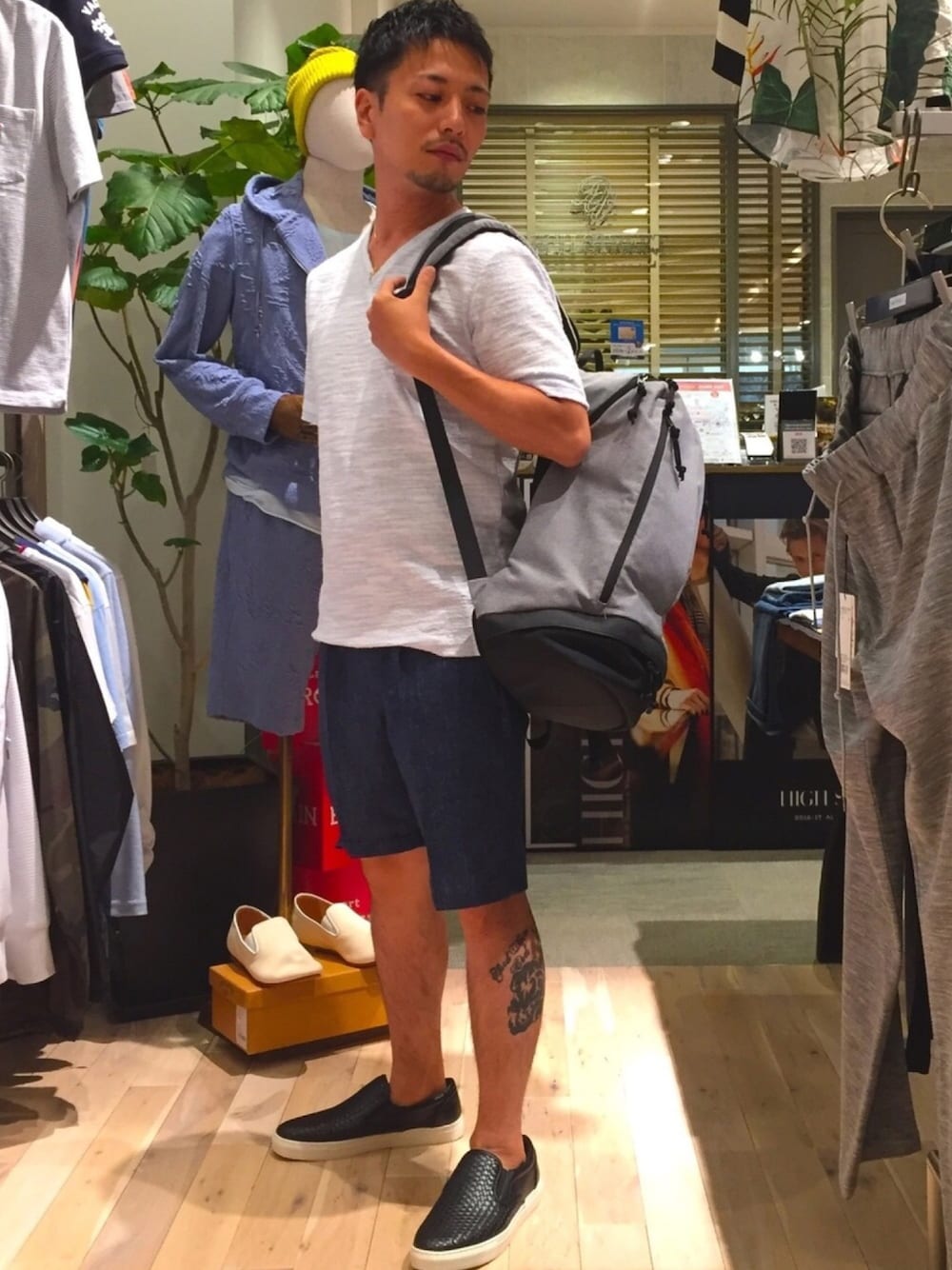 「バックパック、ショートパンツ、Tシャツ、大人カジュアル、リラックススタイル、シンプルコーデ、カジュアルコーデ、ららぽーとエキスポシティ、ハイストリート #highstreet、圧縮パイル」｜「HIGH STREETのHIGH STREET∴メランジリュック（バックパック/リュック、グレー系）」を使った、yokoiさん（メンズ・165cm）の夏コーディネートの1枚目の写真