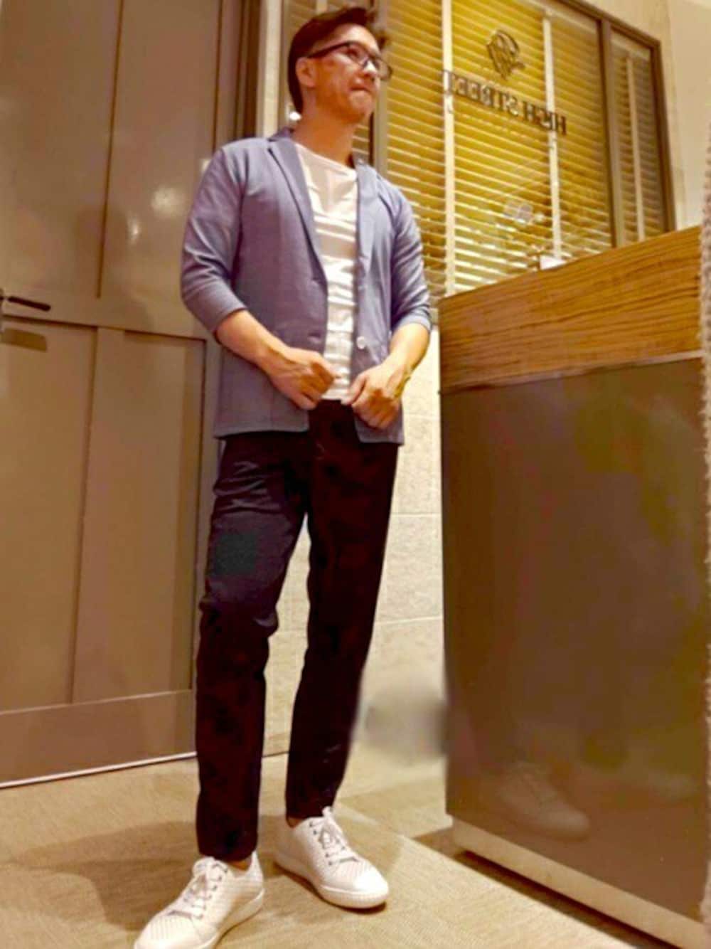 「スニーカー、大人カジュアル、イージーパンツ、カットジャケット、夏コーデ、オトナカジュアル、ららぽーとエキスポシティ、ハイストリート #highstreet、サーフニット、レーザースニーカー」｜「HIGH STREETのHIGH STREET∴レザーイントレスニーカー（ドレスシューズ、ホワイト系）」を使った、yokoiさん（メンズ・168cm）の夏コーディネートの1枚目の写真