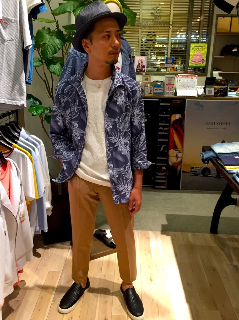 「ハイテンションボタニカルプリント、ハイテンションプリントシャツ、ボタニカル柄、柄シャツ、麦わらハット、ハイストリート #highstreet、ららぽーとエキスポシティ、イージーパンツ、カジュアルコーデ、スニーカーコーデ」｜「HIGH STREETのHIGH STREET∴クロス編みペーパーハット（ハット、ブルー系）」を使った、yokoiさん（メンズ・165cm）の夏コーディネートの1枚目の写真