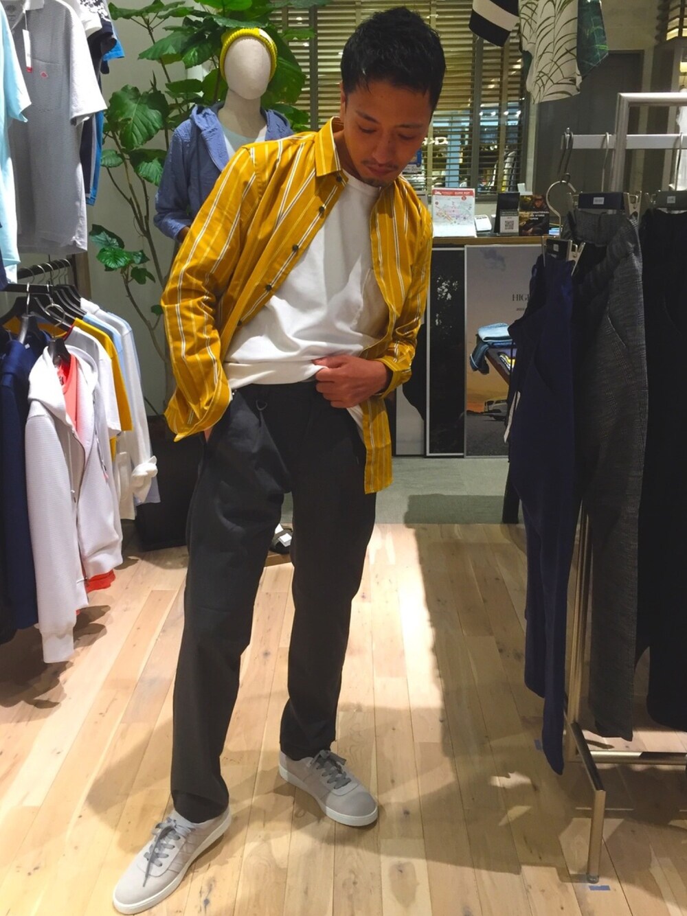 「ハイストリート #highstreet、イージーパンツ、スニーカー、ストライプシャツ、ららぽーとエキスポシティ、モード、オールドファッション、30代、メンズアイテム、新作コーデ」｜「HIGH STREETのHIGH STREET∴レジメンタルストライプシャツ（シャツ/ブラウス、イエロー系）」を使った、yokoiさん（メンズ・165cm）の夏コーディネートの1枚目の写真