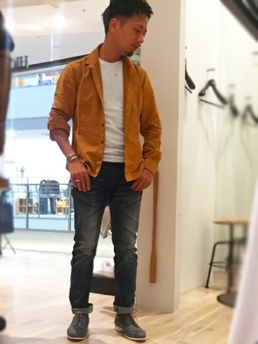 「デニム、シャツ、秋のコーデ、大阪、レザースニーカー、オトナカジュアル、関西、スエードシャツ、ららぽーとエキスポシティ、ハイストリート #highstreet」｜「HIGH STREETのHIGH STREET∴スエードショートウイングシャツ（シャツ/ブラウス、オレンジ系）」を使った、yokoiさん（メンズ・165cm）の夏コーディネートの1枚目の写真