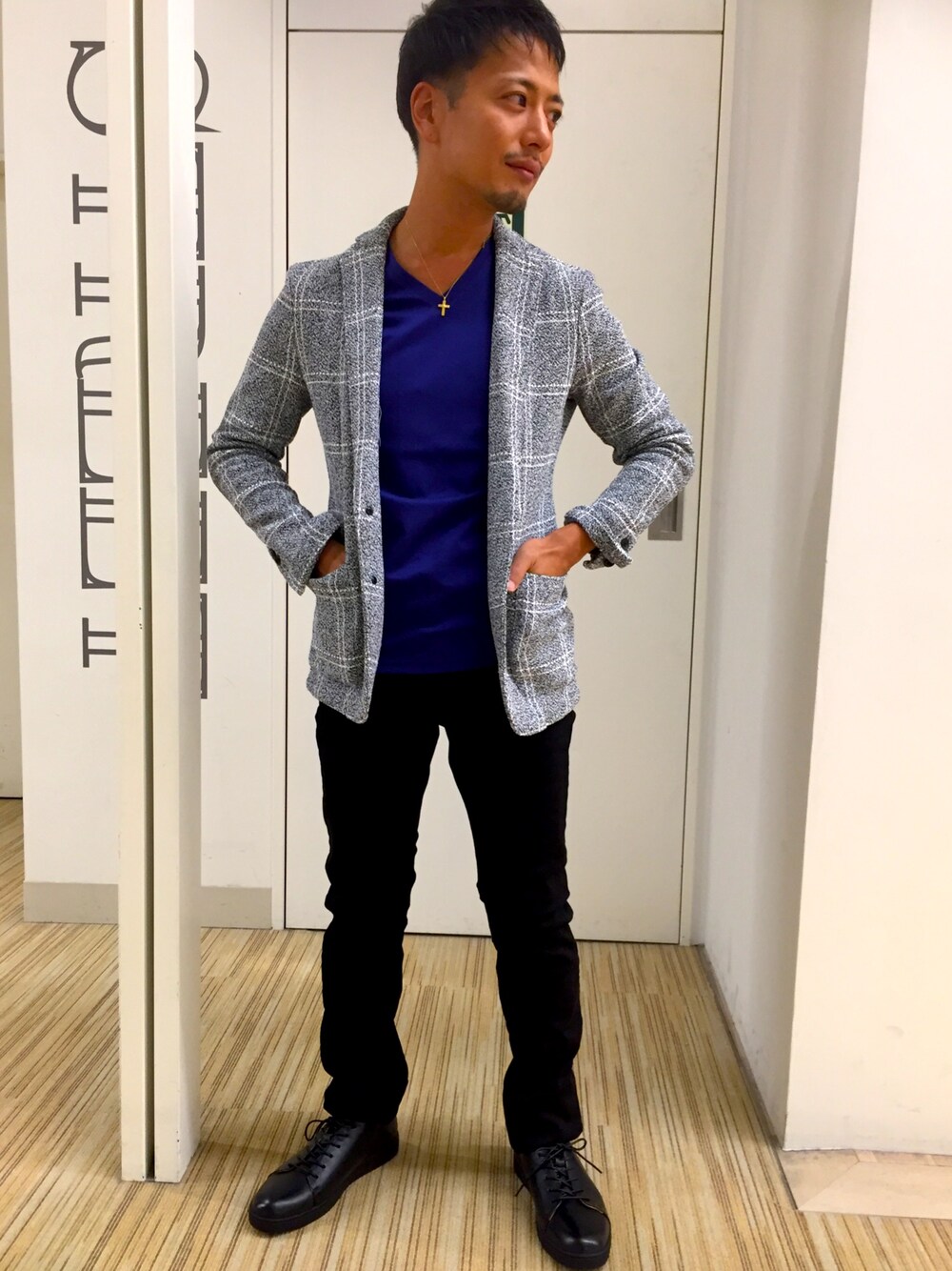 「シンプルコーデ、ハイストリート #highstreet、チェック柄、ららぽーとエキスポシティ、関西、大阪、ジャケット、ジャケパンスタイル、黒パンツ、大人コーデ」｜「HIGH STREETのHIGH STREET∴ポンテチェックカットジャケット（テーラードジャケット、グレー系）」を使った、yokoiさん（メンズ・165cm）の秋コーディネートの1枚目の写真