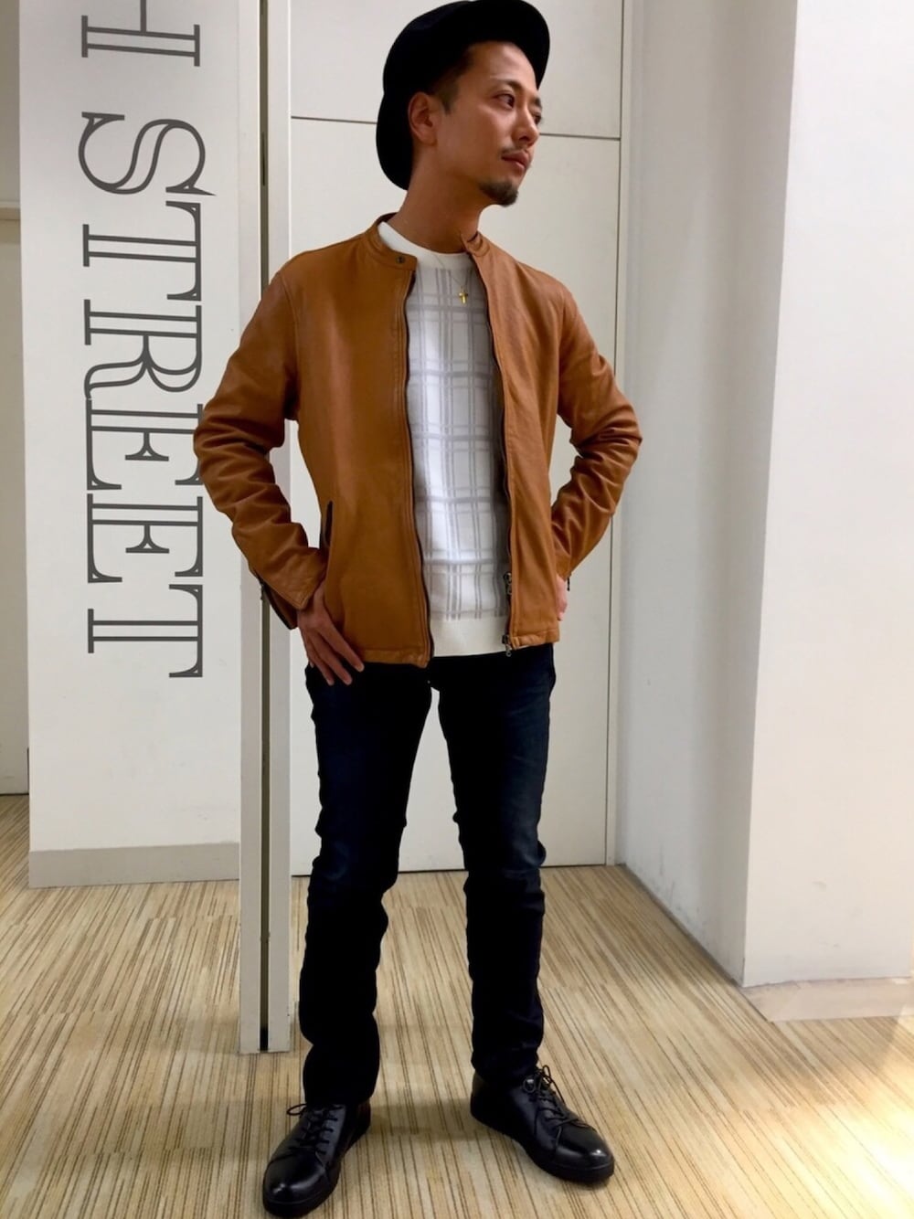 「レザージャケット、大阪、キャメル、デニムパンツ、レザースニーカー、シープレザー、関西、ららぽーとエキスポシティ、インナー白、ハイスリート」｜「HIGH STREETのHIGH STREET∴チェックジャガードクルーネックニット（ニット/セーター、ホワイト系）」を使った、yokoiさん（メンズ・165cm）の秋コーディネートの1枚目の写真