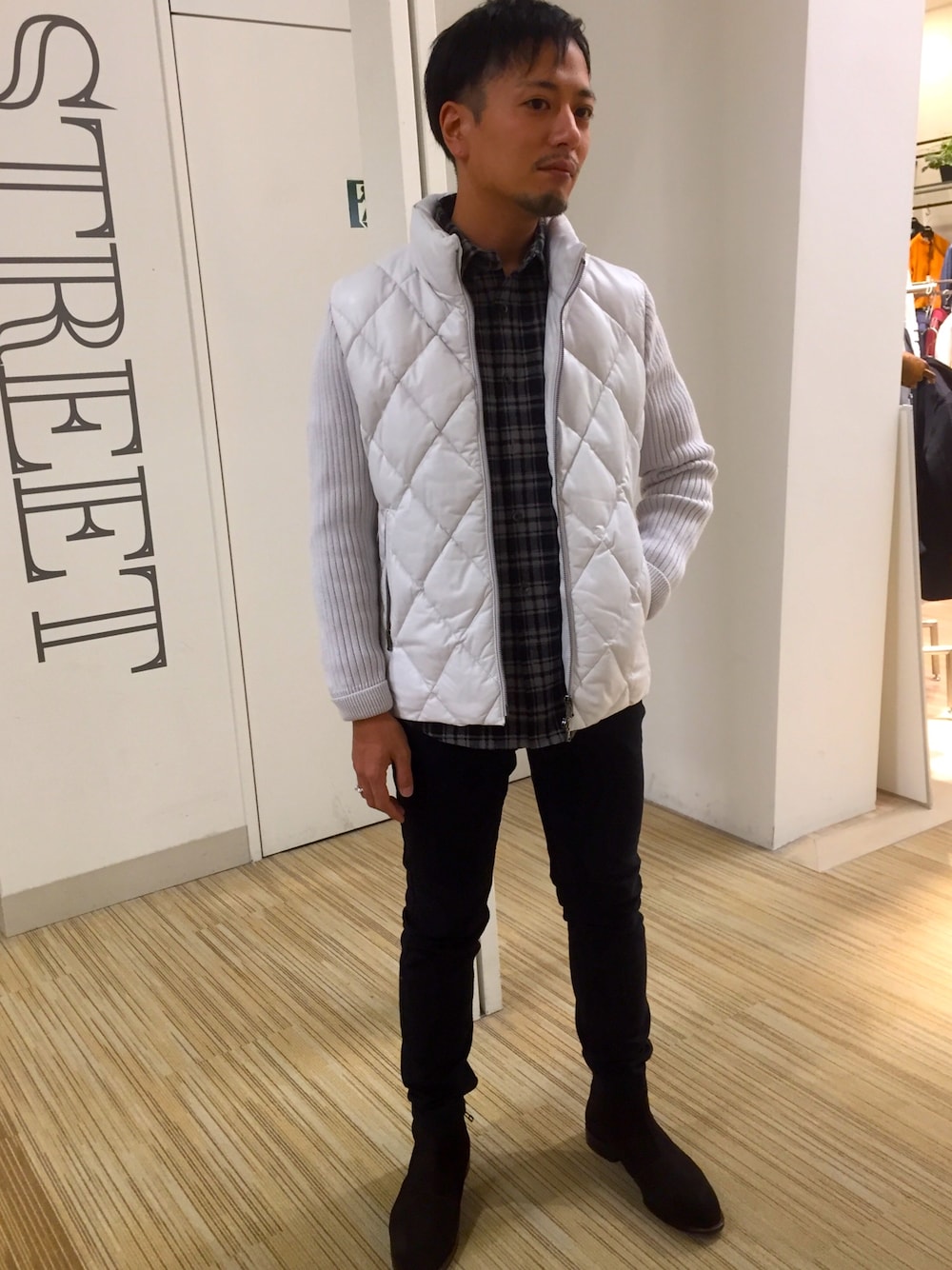 「秋冬、ハイストリート #highstreet、キルティング、レザーニット、カジュアル、チェックシャツ、黒パンツ、大人コーデ、関西、ららぽーとエキスポシティ」｜「HIGH STREETのHIGH STREET∴袖ニット＋シープナッパダウンジャケット（ライダースジャケット、ホワイト系）」を使った、yokoiさん（メンズ・165cm）の秋コーディネートの1枚目の写真