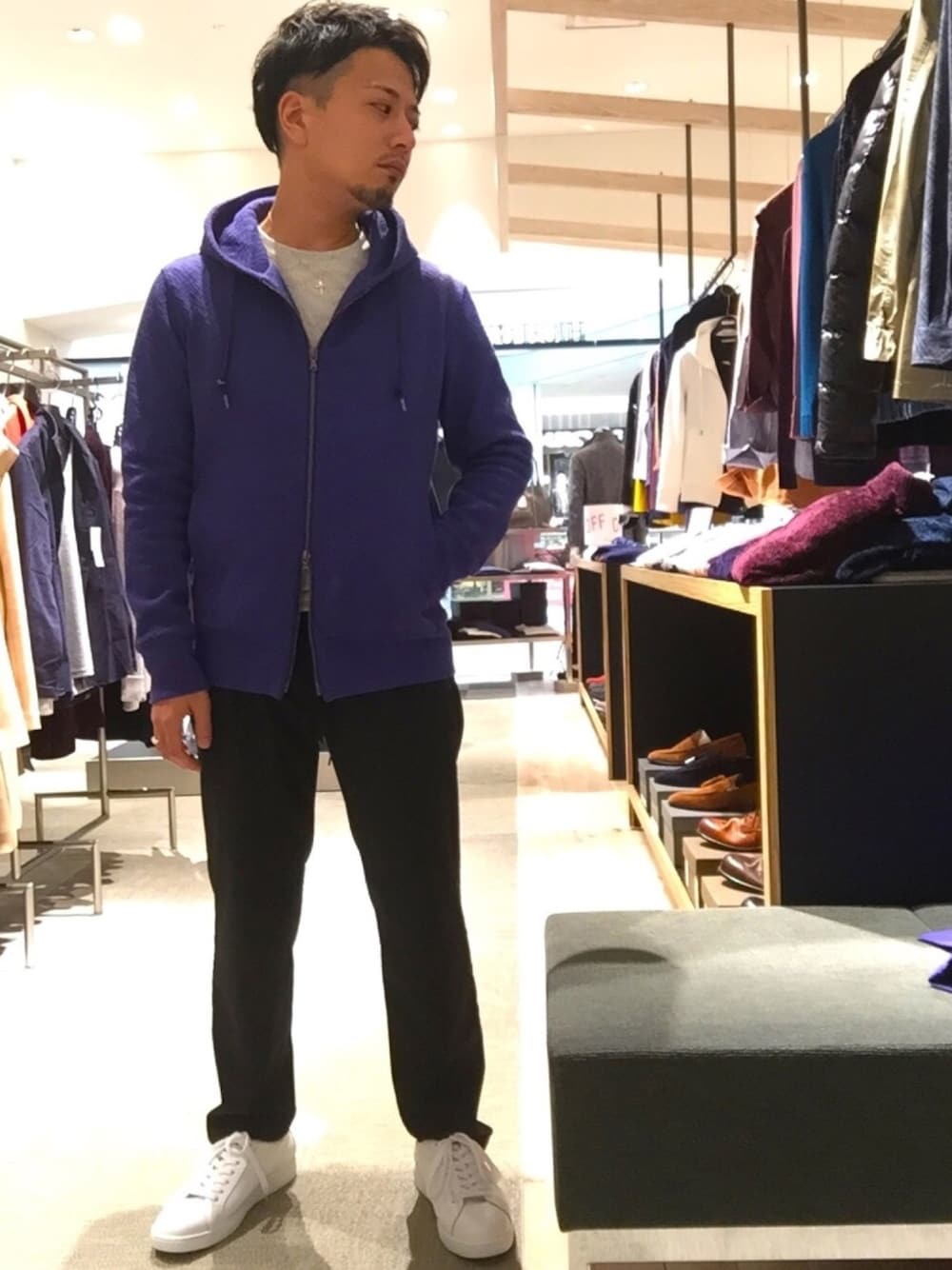 「シンプル、パーカー、スニーカーコーデ、大人カジュアル、ストリートMIX、ハイストリート #highstreet、30代、ららぽーとエキスポシティ、黒パンツ×白スニーカー、関西」｜「HIGH STREETのHIGH STREET∴ふくれ幾何ＺＩＰパーカー（パーカー、ブルー系）」を使った、yokoiさん（メンズ・165cm）の冬コーディネートの1枚目の写真