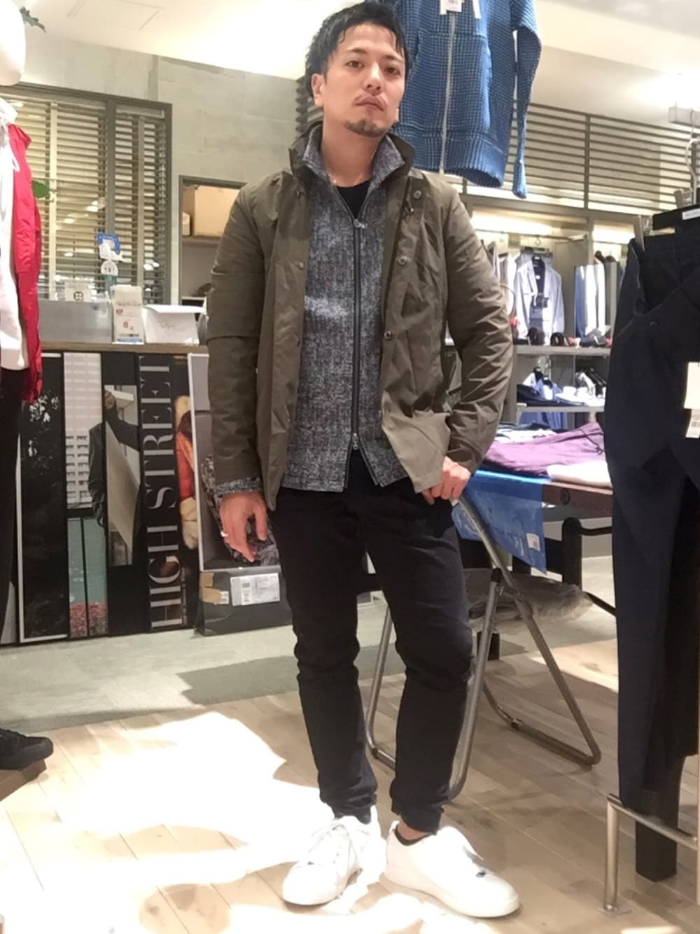 「きれいめカジュアル、ストリートMIX、大人コーデ、ハイストリート #highstreet、カーキアウター、ららぽーとエキスポシティ、関西、スニーカー、カットアウター、ジャージ生地」｜「HIGH STREETのHIGH STREET∴パッカブルフード付ブルゾン（ブルゾン、グリーン系）」を使った、yokoiさん（メンズ・165cm）の冬コーディネートの1枚目の写真