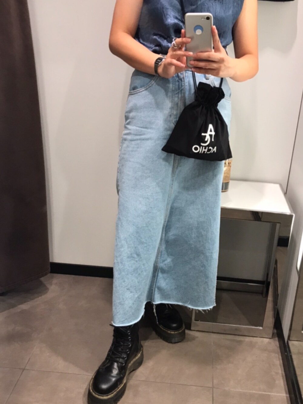 「秋コーデ、オトナカジュアル、今日のコーデ、おしゃれさんと繋がりたい、Dr.Martens、いいね、save、フォローお願いします🤑、デニムスカート」｜「KBFのアイテム（タンクトップ、ブルー系）」を使った、yanagidaさん（レディース・151cm）の秋コーディネートの1枚目の写真