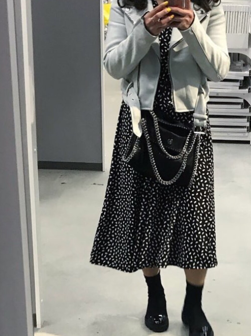 「秋のコーデ、大人カジュアル、ブラック、ワンピース、お洒落さんとつながりたい、シンプル、冬コーデ」｜「STELLA McCARTNEYの【STELLA McCARTNEY】 ステラ マッカートニー Mini Tote Shaggy Deer Falabella 371223 W9132（トートバッグ、ブラック系）」を使った、yanagidaさん（レディース・151cm）の秋コーディネートの1枚目の写真