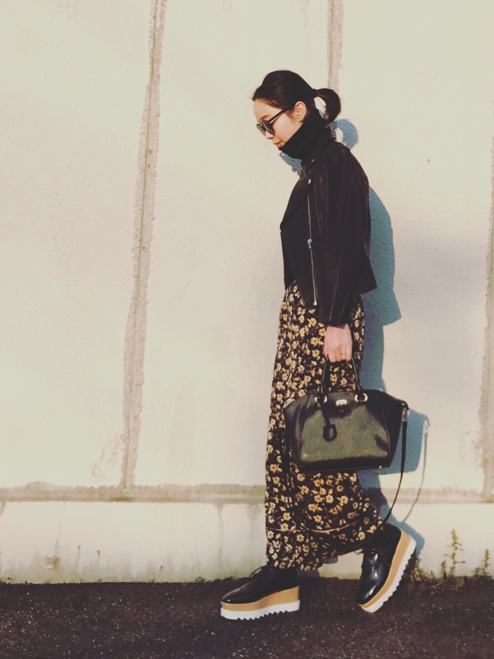 「春コーデ、オトナカジュアル、ママコーデ、シンプルコーデ、ootd、outfit、coordinate、fashion、スプリングSENSEOFPLACE、ライダース」｜「FRAY I.Dのアイテム（ライダースジャケット、ブラック系）」を使った、moekaさん（レディース・162cm）の春コーディネートの1枚目の写真