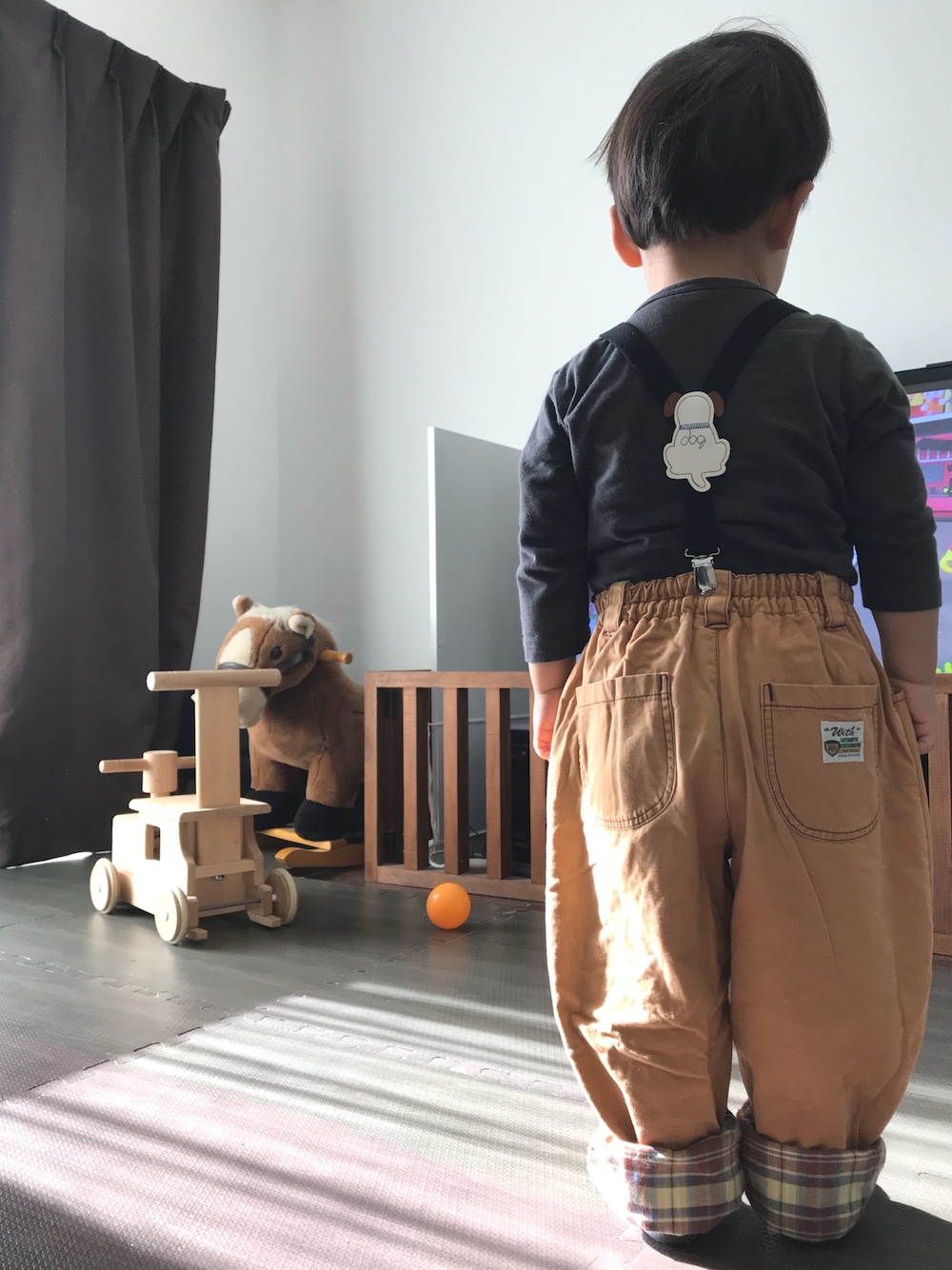 「無印良品、サスペンダー、サーカスパンツ、デカパンツ、古着」｜「無印良品のアイテム（Tシャツ/カットソー、グレー系）」を使った、あぢゃさん（キッズ・80cm）の冬コーディネートの1枚目の写真