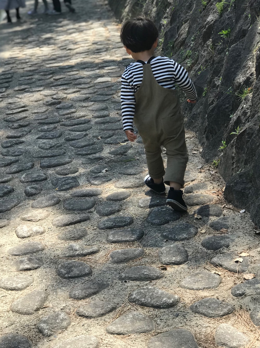 「お花見、UNIQLO、サロペット、ハンドメイド、handmade、converse」｜「UNIQLOのアイテム（Tシャツ/カットソー、ブラック系）」を使った、あぢゃさん（キッズ・80cm）の春コーディネートの1枚目の写真