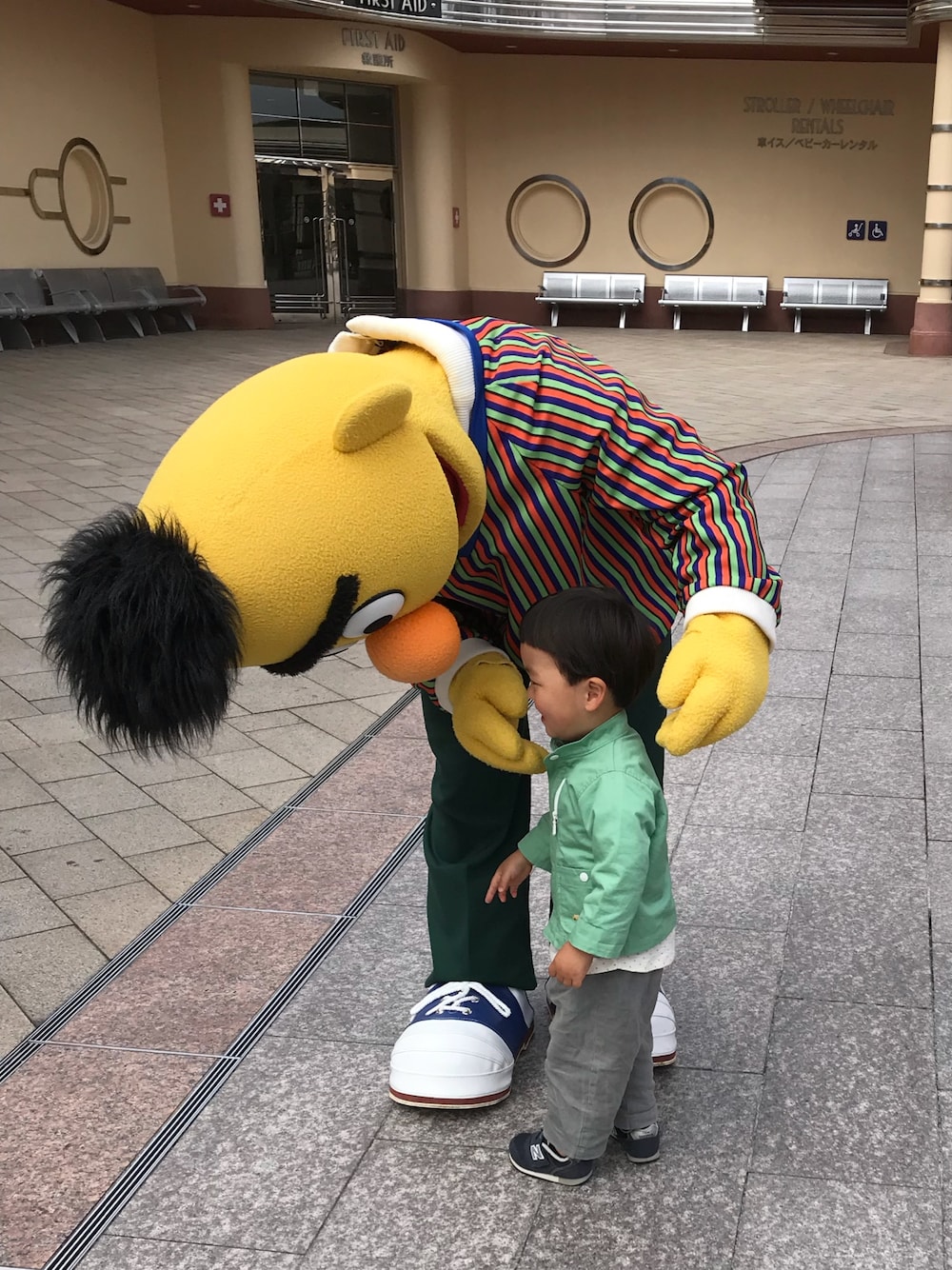 「USJ、familiar、無印良品、handmade、ニューバランス」｜「Familiar のアイテム（ジャケット/アウター、グリーン系）」を使った、あぢゃさん（キッズ・80cm）の春コーディネートの1枚目の写真