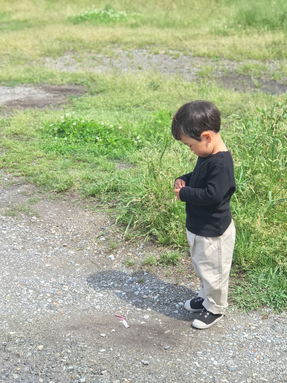 「黒×ベージュ、シンプルコーデ、シンプル、UNIQLO、handmade、ハンドメイド、スリッポン」｜「UNIQLOのアイテム（Tシャツ/カットソー、ブラック系）」を使った、あぢゃさん（キッズ・80cm）の春コーディネートの1枚目の写真
