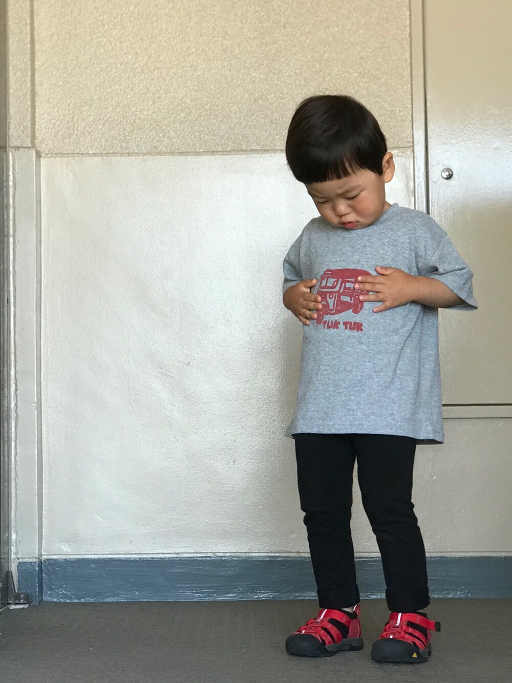 「マライカ、無印良品、keen、トゥクトゥク」｜「MALAIKAのアイテム（Tシャツ/カットソー、グレー系）」を使った、あぢゃさん（キッズ・80cm）の春コーディネートの1枚目の写真