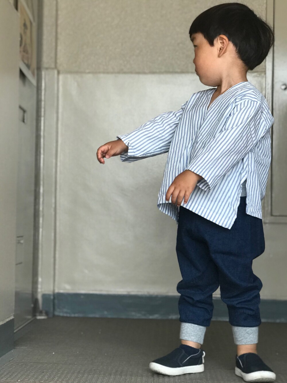 「handmade、ハンドメイド、無印良品、スリッポン」｜「Handmadeのアイテム（トップス、ホワイト系）」を使った、あぢゃさん（キッズ・80cm）の春コーディネートの1枚目の写真