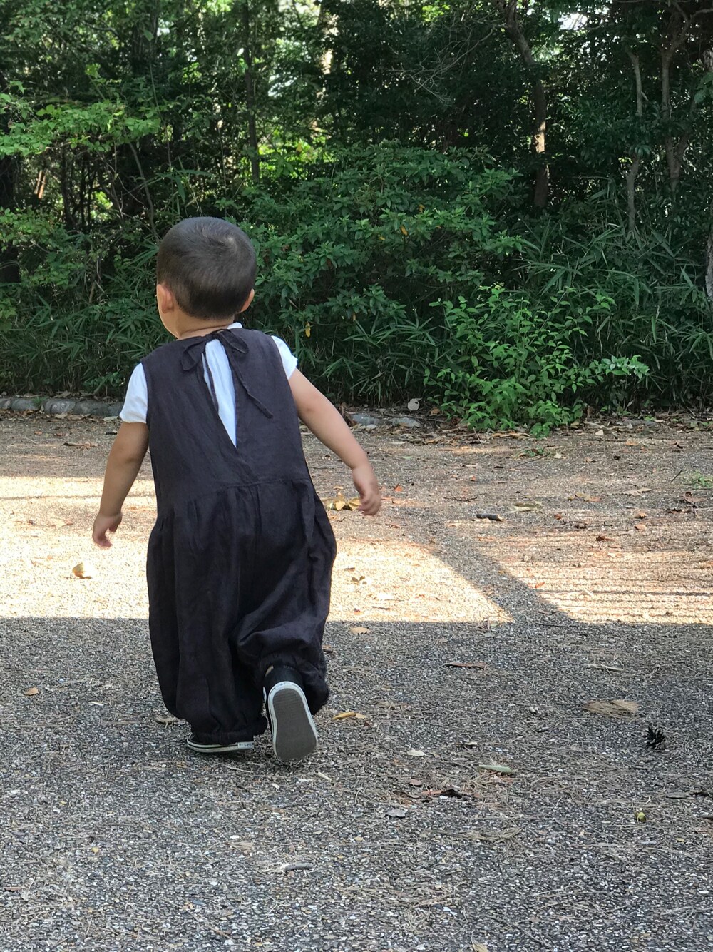 「サロペット、handmade、ハンドメイド、無印良品、converse」｜「無印良品のアイテム（Tシャツ/カットソー、ホワイト系）」を使った、あぢゃさん（キッズ・90cm）の夏コーディネートの1枚目の写真