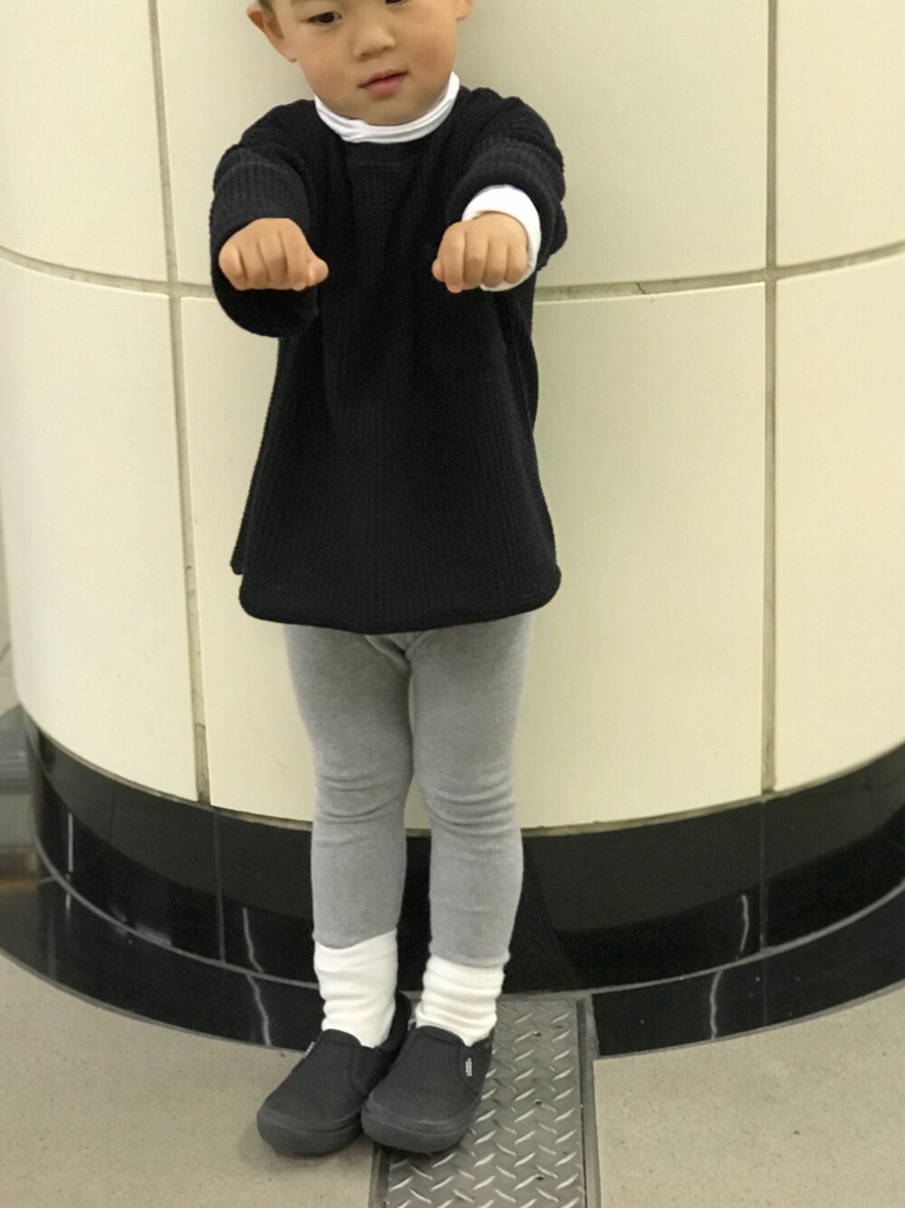 「UNIQLO、チャオパニック、チャオパニックティピー、ciaopanic、ciaopanicTYPY、無印良品、タイツ男子、VANS」｜「CIAOPANIC TYPYのオニワッフルビッグTee（Tシャツ/カットソー、ブラック系）」を使った、あぢゃさん（キッズ・90cm）の春コーディネートの1枚目の写真