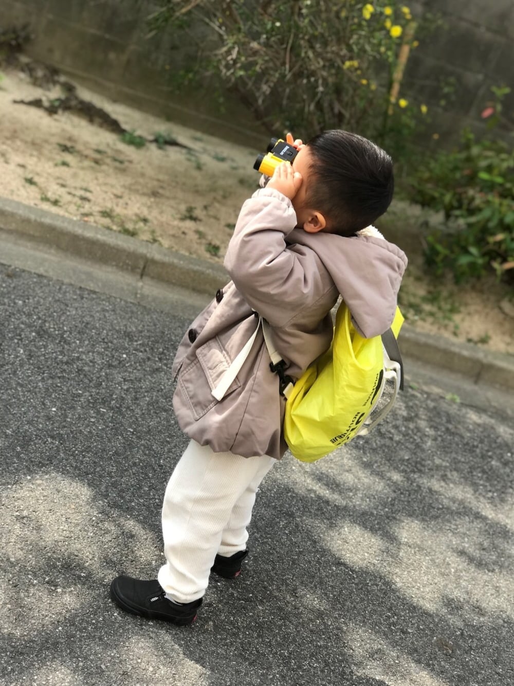 「JIBのアイテム（バックパック/リュック、イエロー系）」を使った、あぢゃさん（キッズ・90cm）の春コーディネートの1枚目の写真